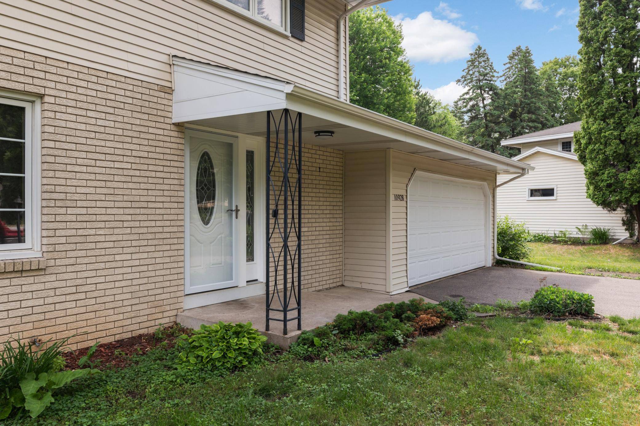 10928 London DR, Burnsville, MN 55337