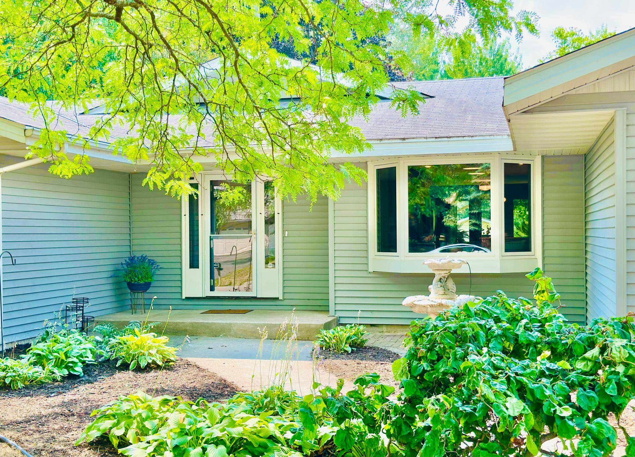 1915 Twin Circle DR, Mendota Heights, MN 55118