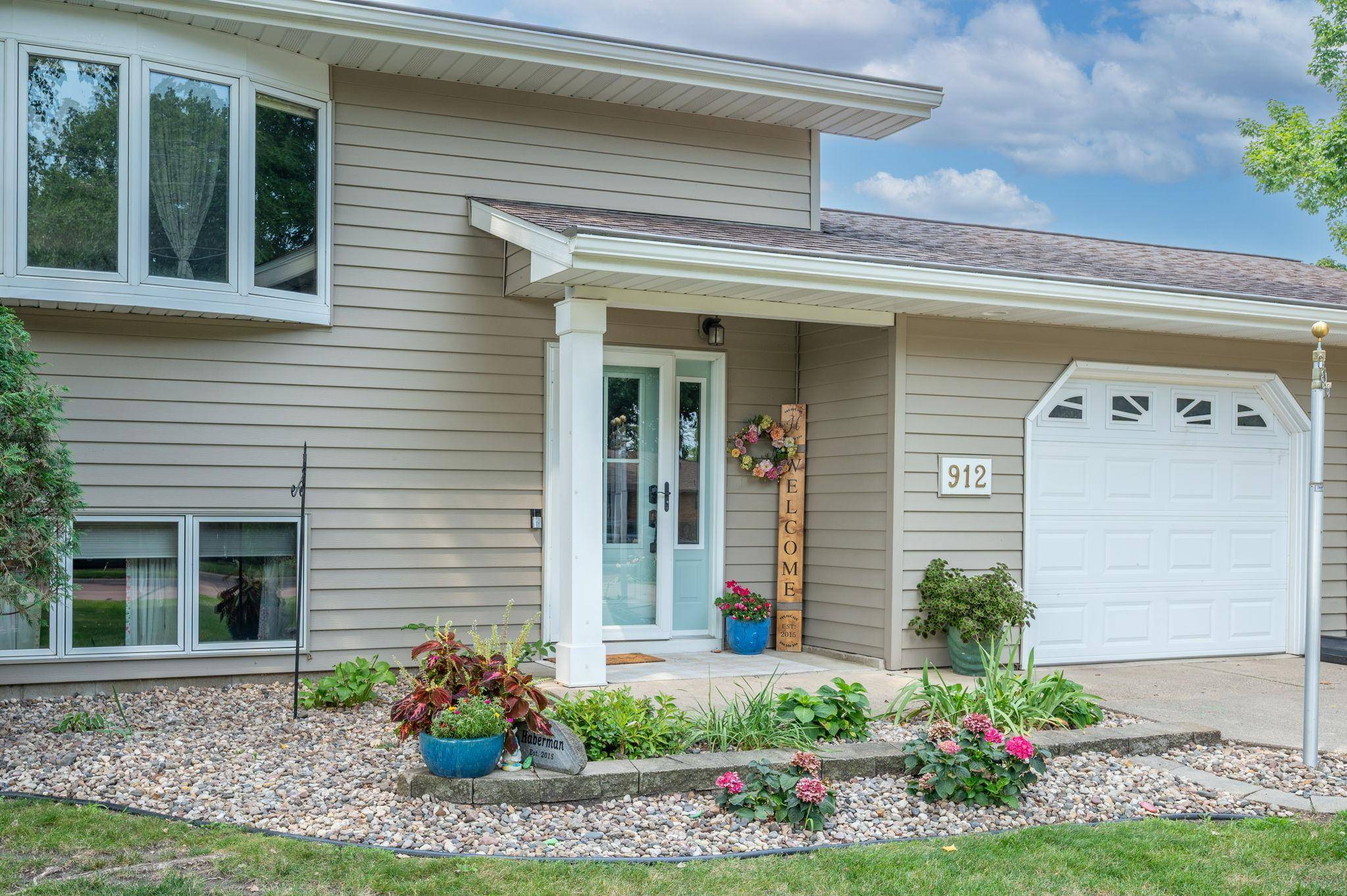 912 Shoreacres DR, Fairmont, MN 56031