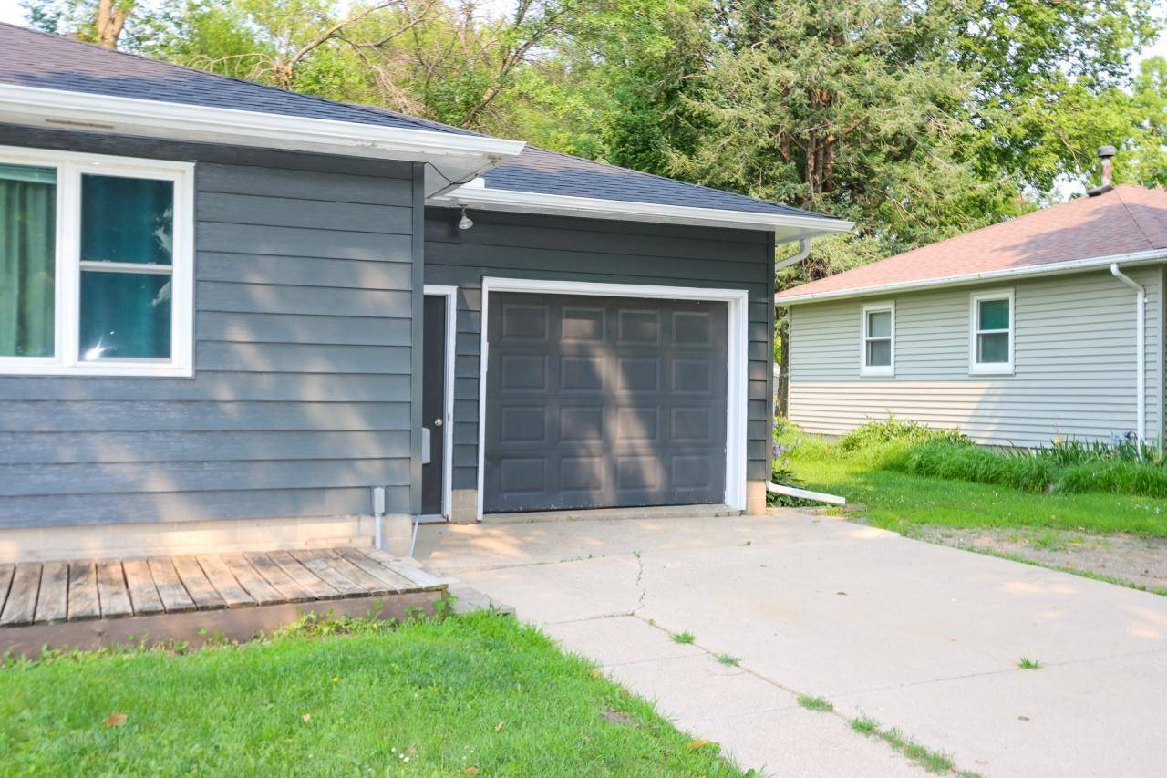 916 5th ST SW, Waseca, MN 56093