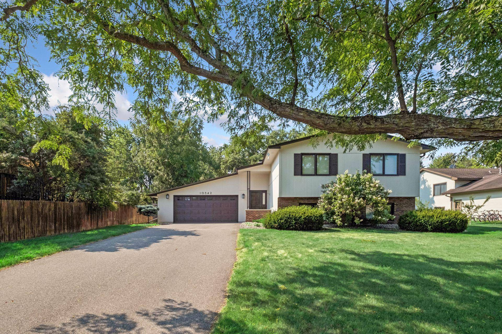 10342 Rhode Island CIR, Bloomington, MN 55438