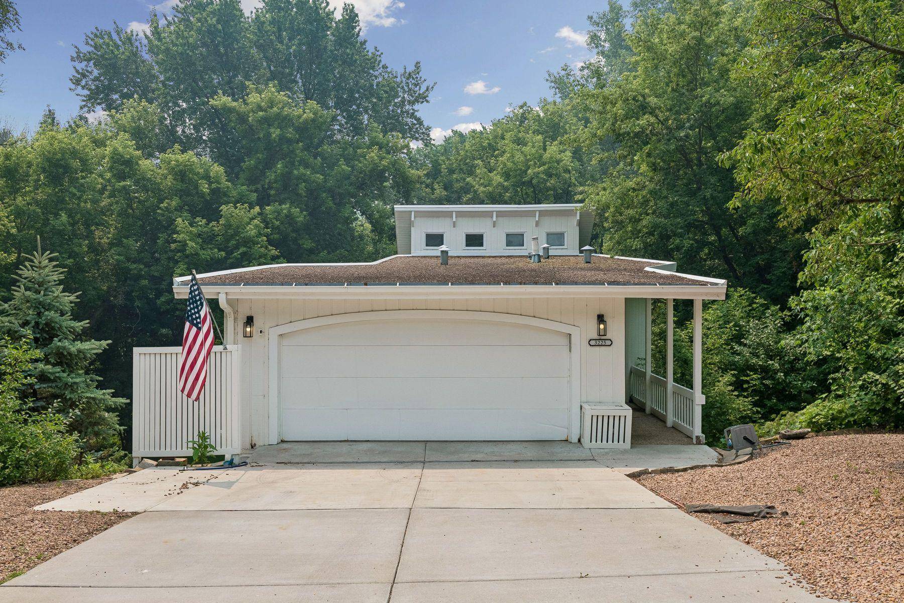 3225 W 54th ST, Edina, MN 55410