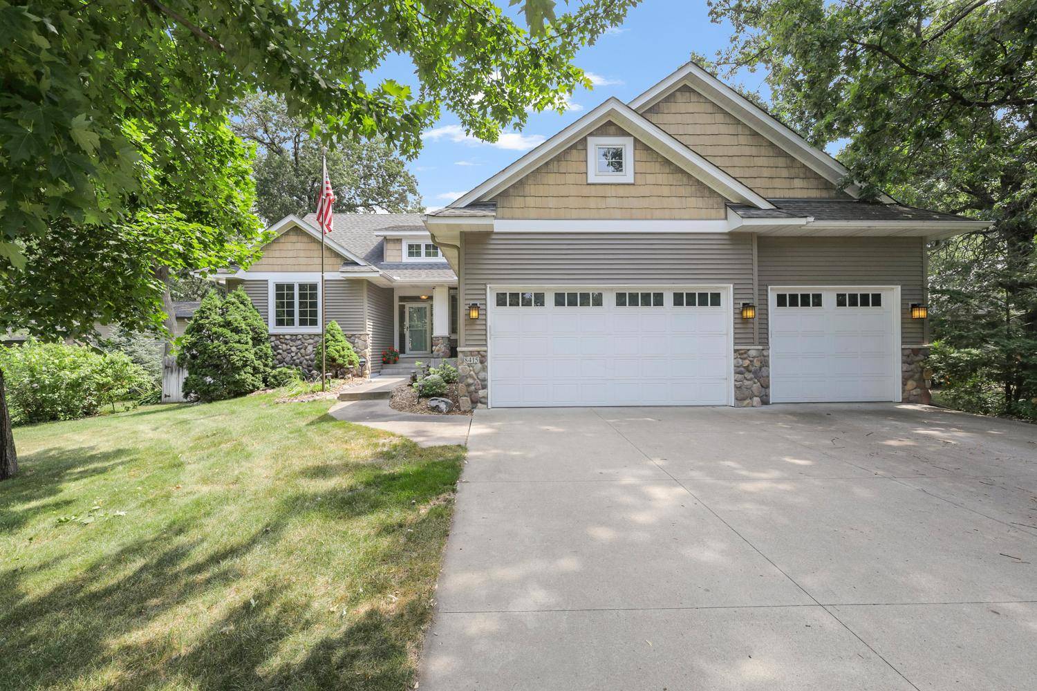 8415 Groveland RD, Mounds View, MN 55112
