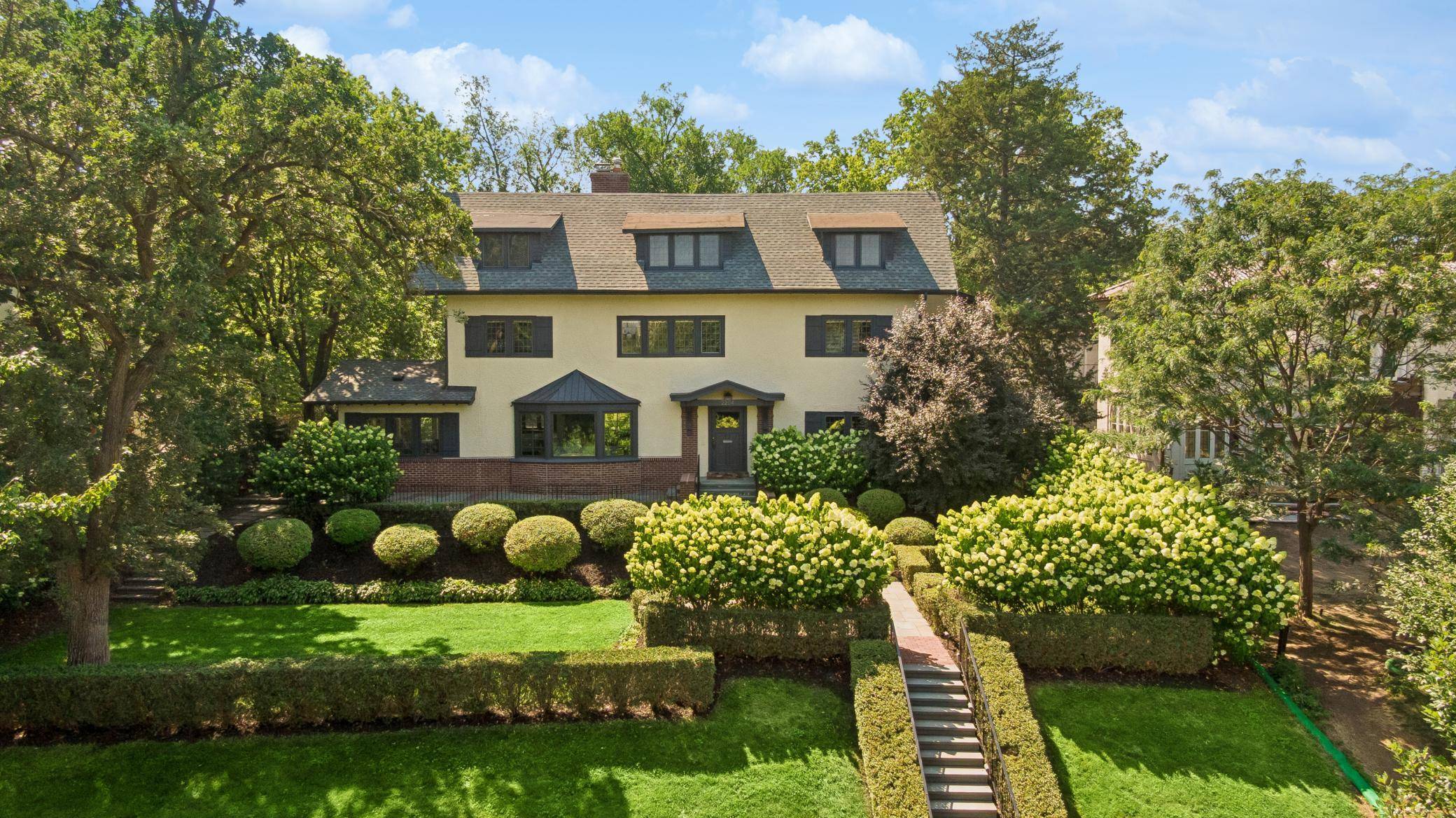 2204 W Lake Of The Isles Pkwy, Minneapolis, MN 55405