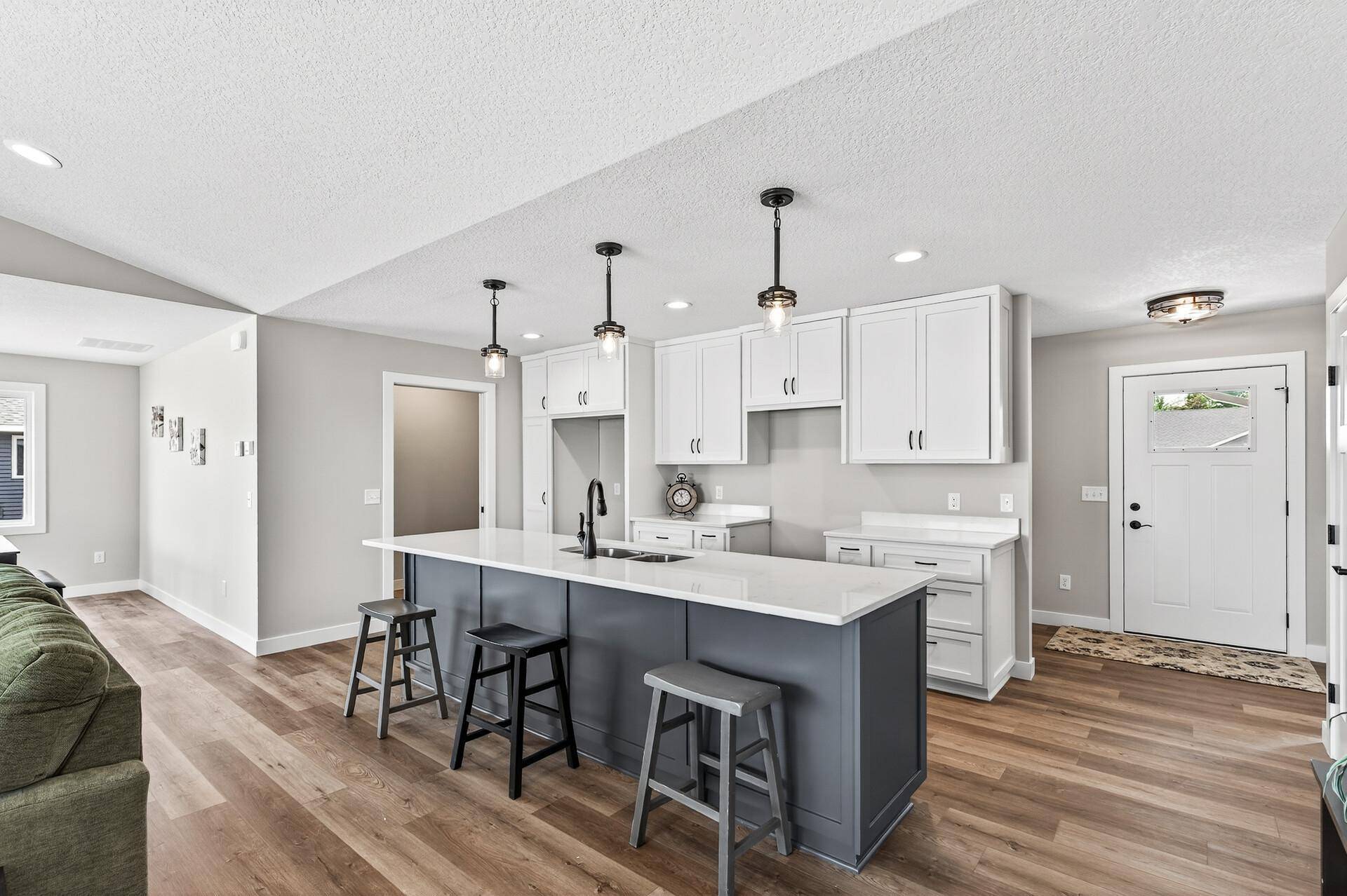 7222 Hawthorne CT, North Branch, MN 55056