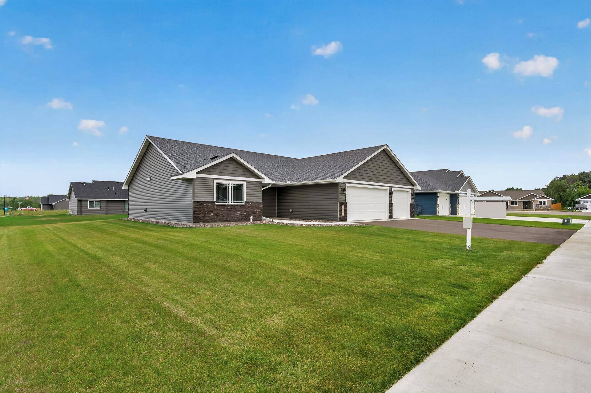 7222 Hawthorne CT, North Branch, MN 55056