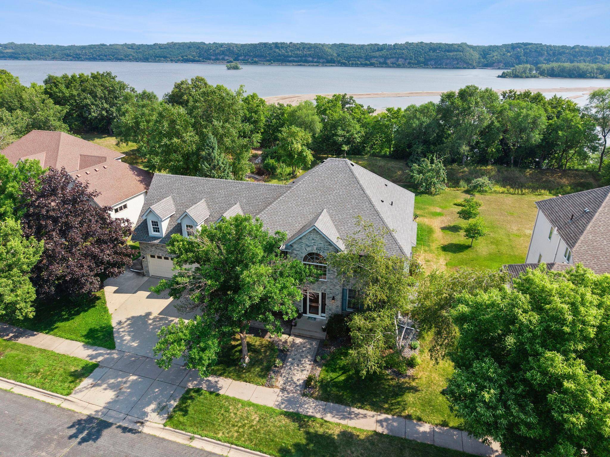1484 Riverbluff DR, Hastings, MN 55033