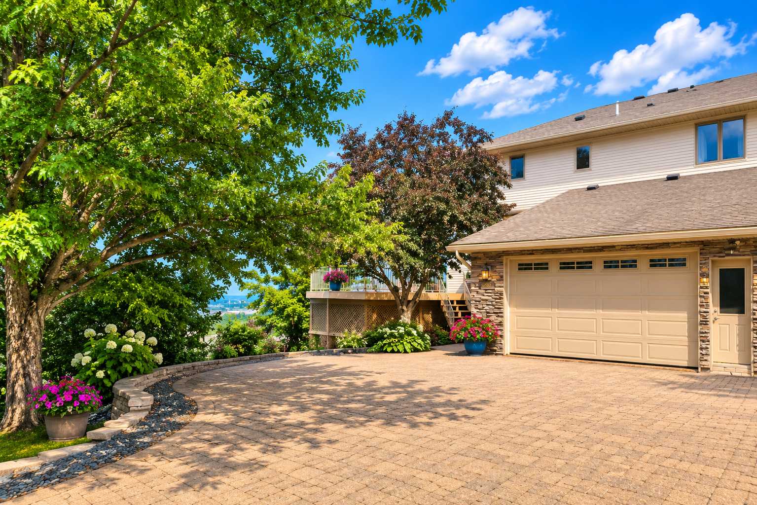 2820 W 15th ST, Duluth, MN 55806