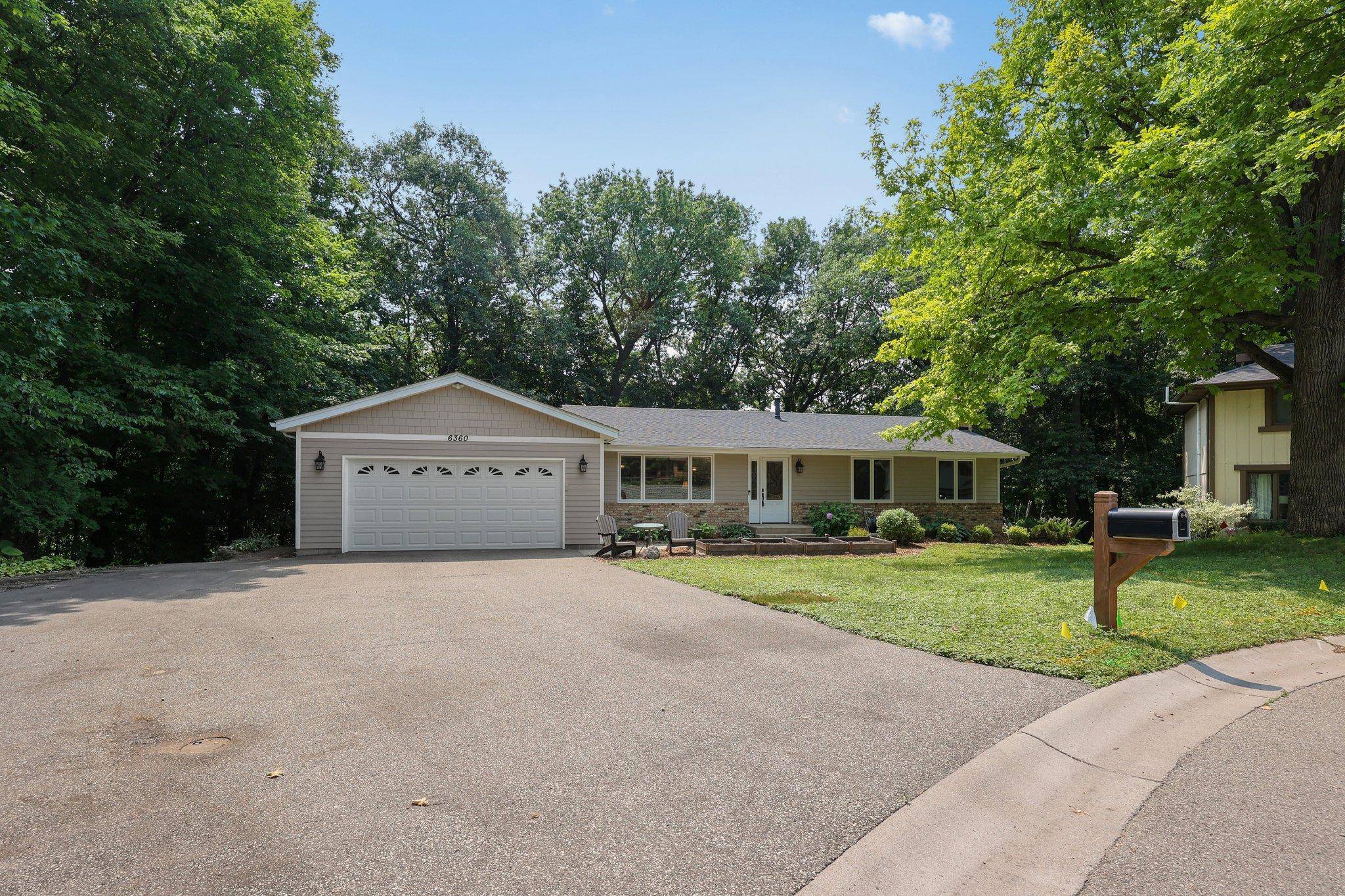 6360 Forest CIR, Chanhassen, MN 55331