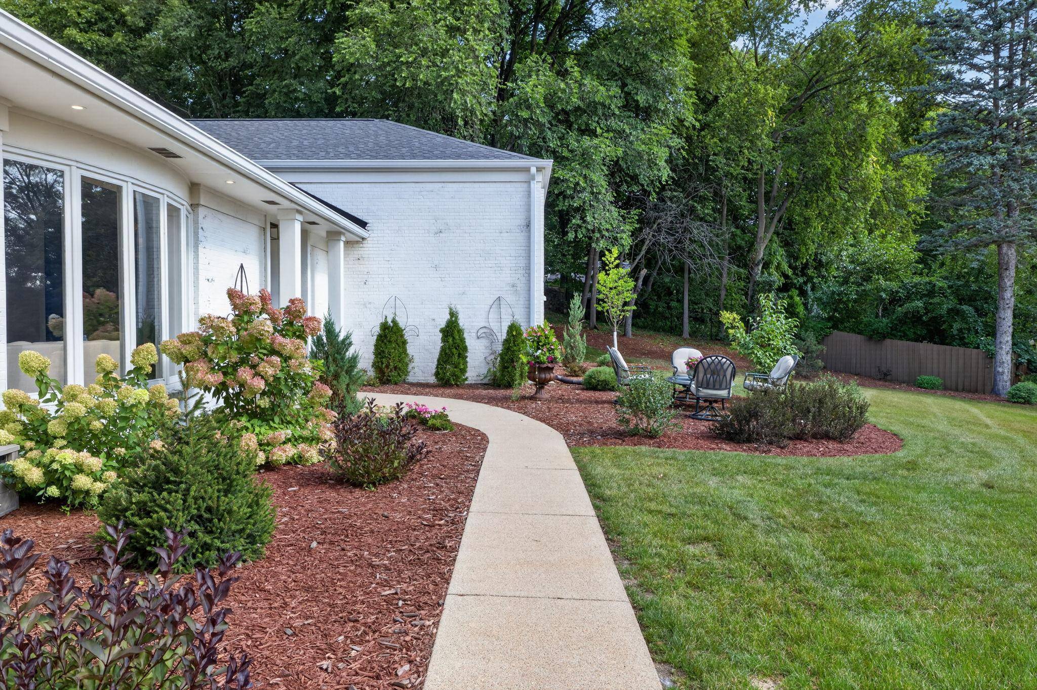 3945 Hillcrest WAY, Deephaven, MN 55391