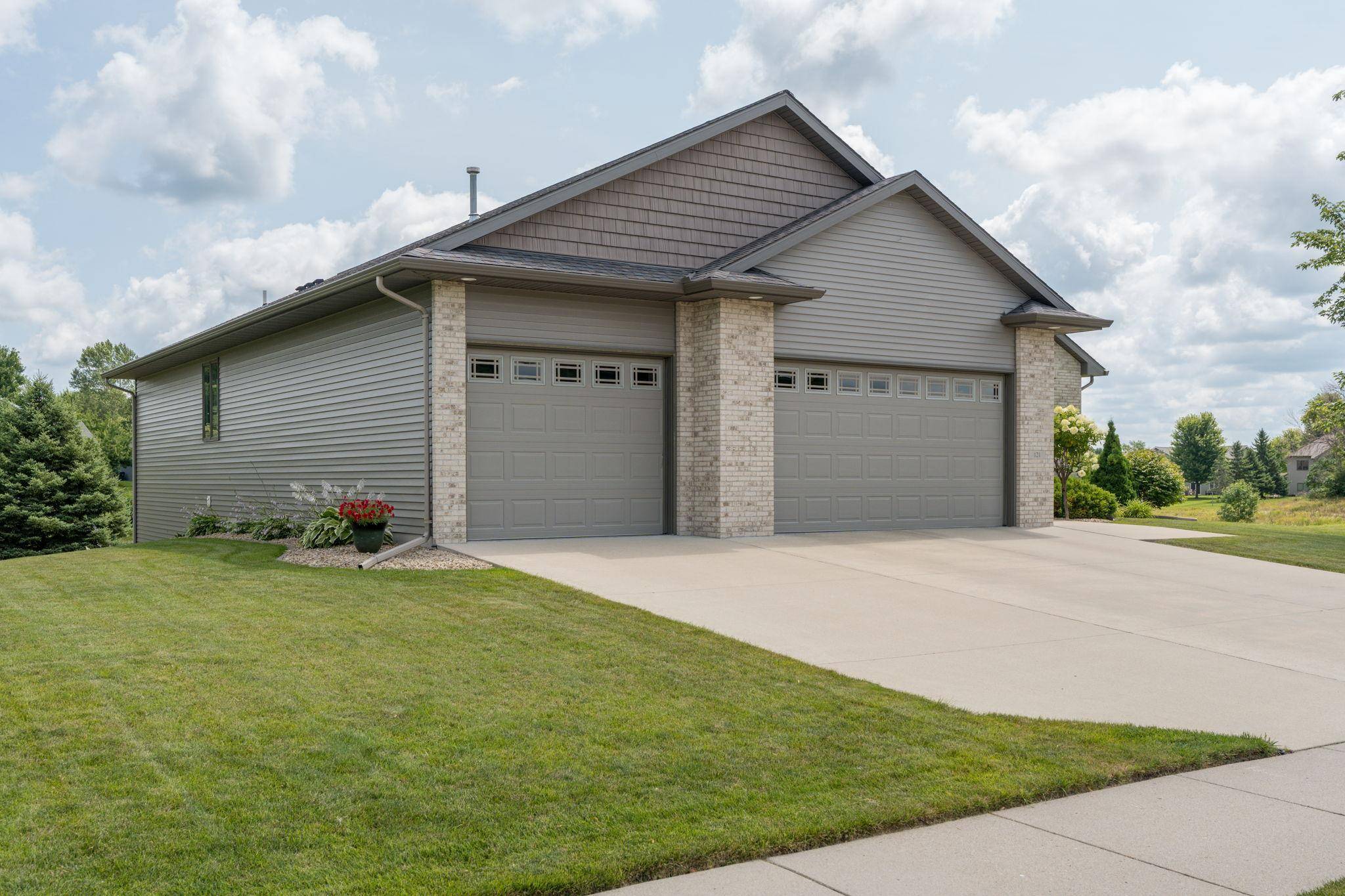 121 Grovebrook DR, Mankato, MN 56001