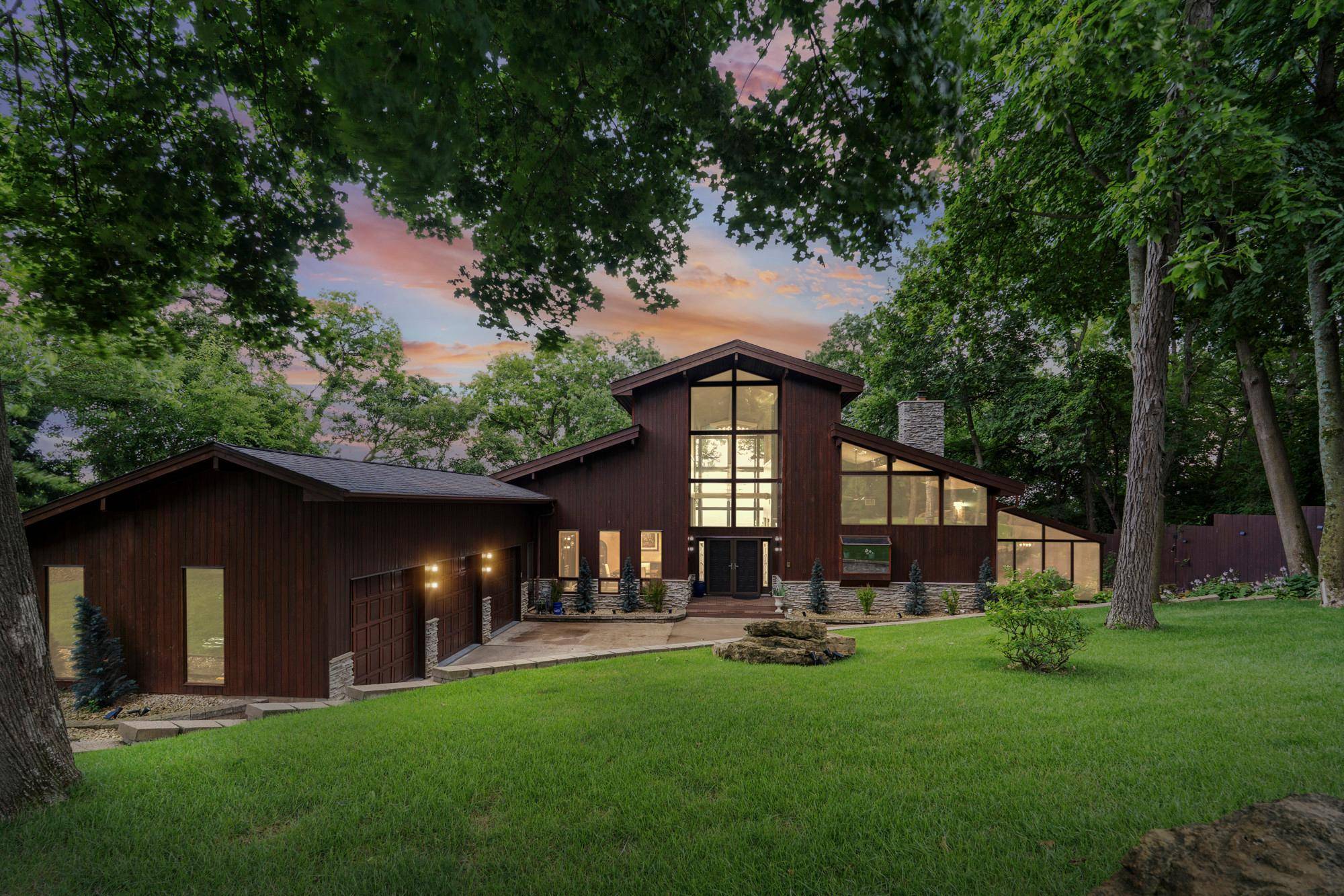 1555 Crescent Hills DR, La Crescent, MN 55947