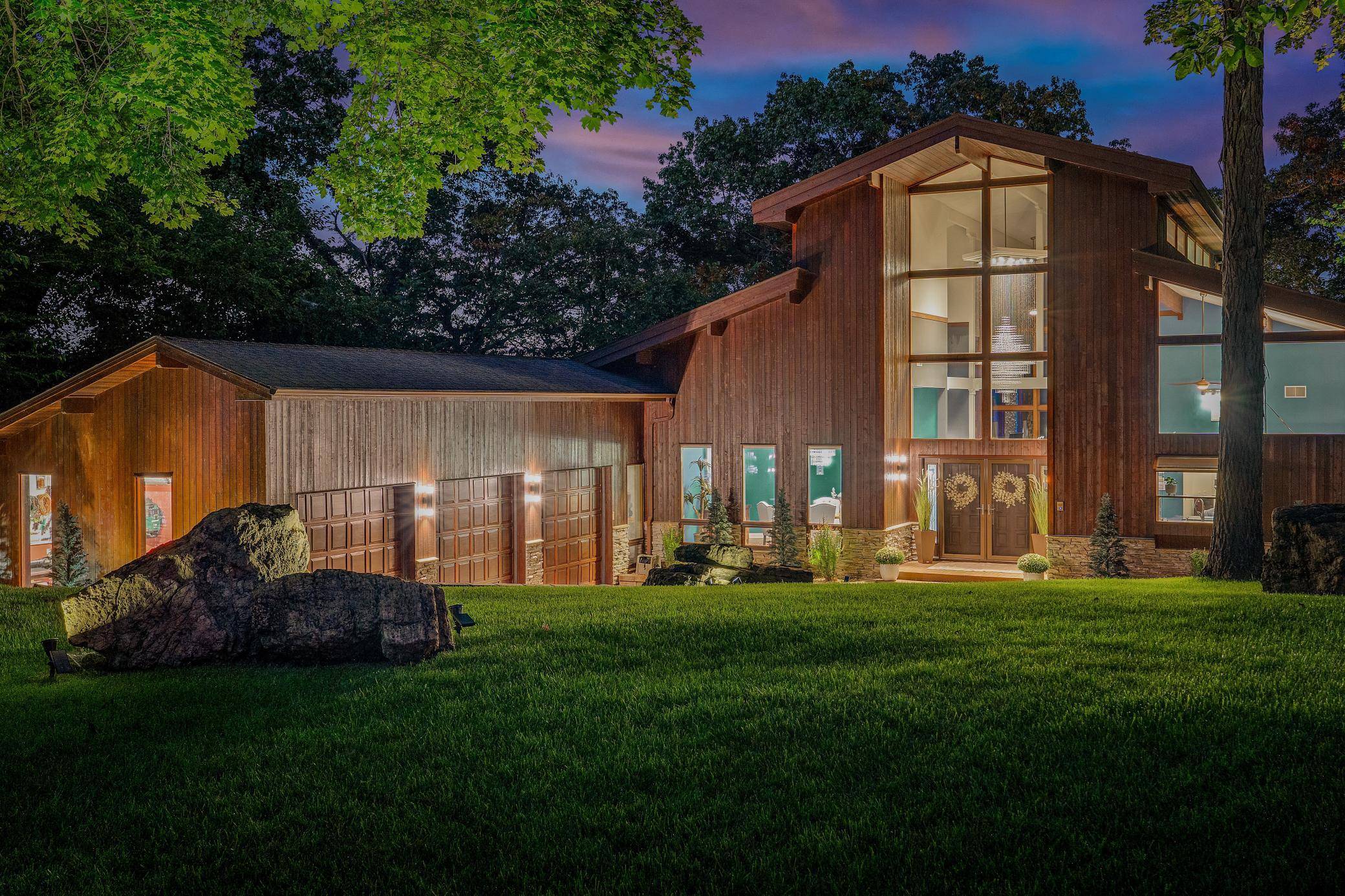 1555 Crescent Hills DR, La Crescent, MN 55947