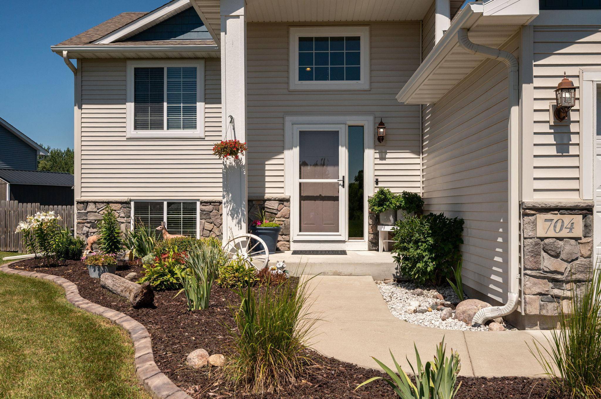 704 Bremen CIR, Waverly, MN 55390