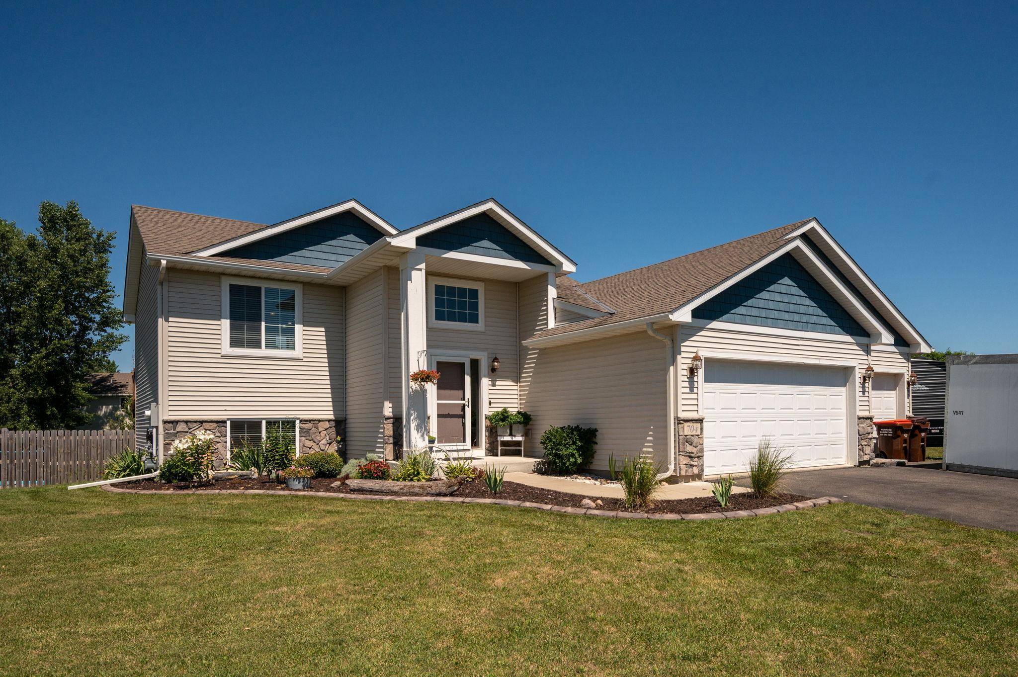 704 Bremen CIR, Waverly, MN 55390