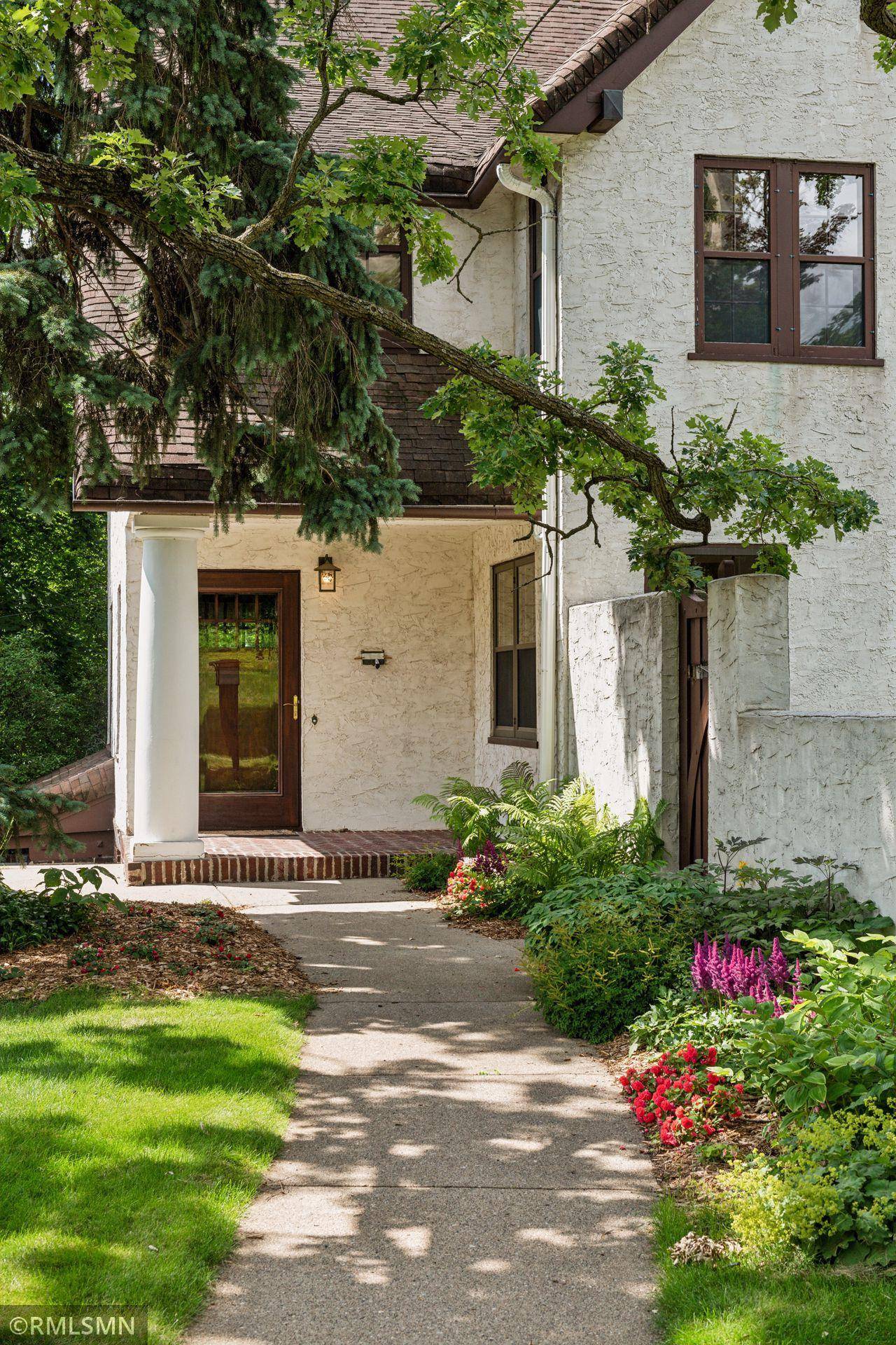27 Highview PL, Minneapolis, MN 55419