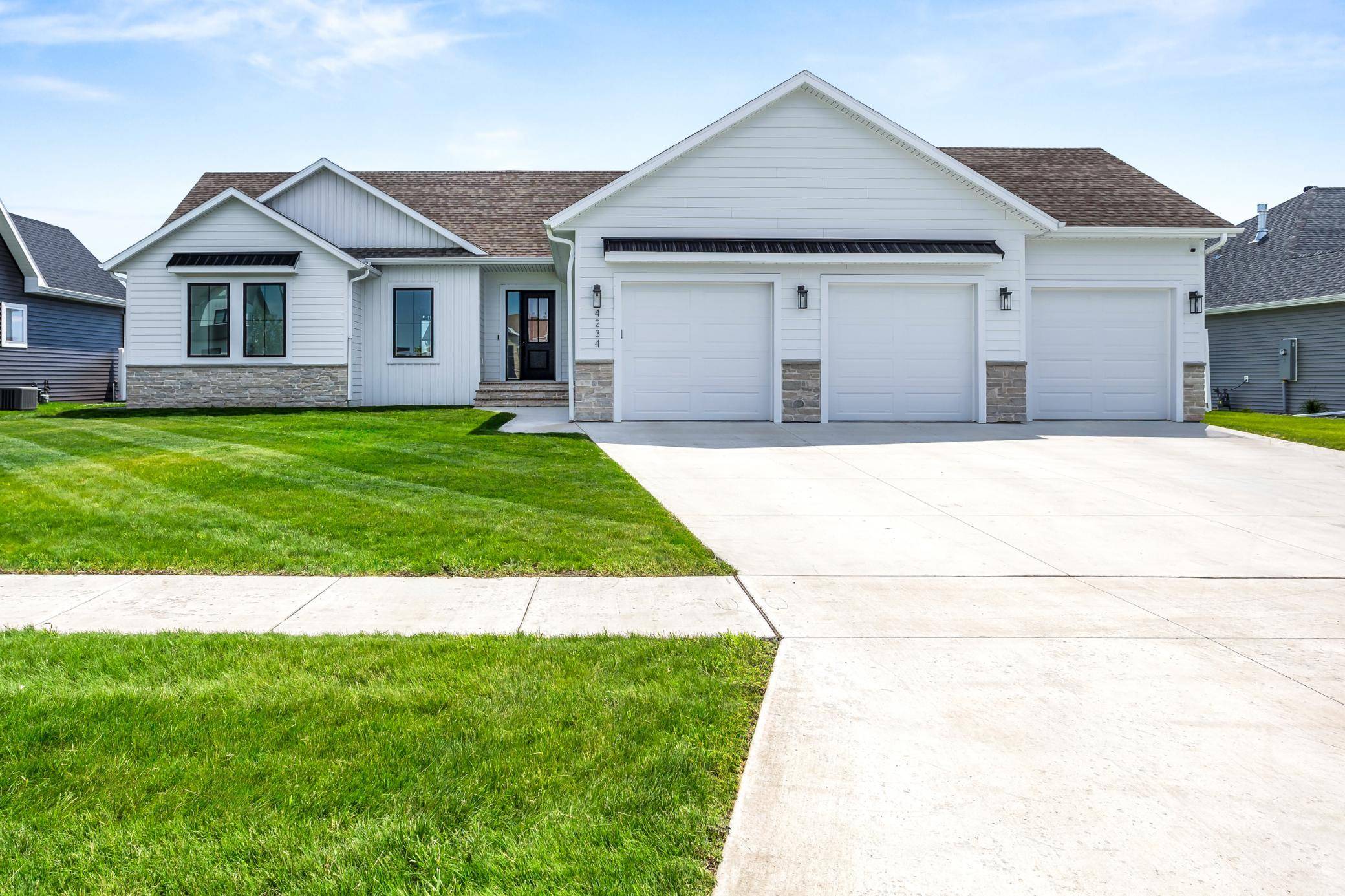 4234 Bristlecone LOOP S, Fargo, ND 58104