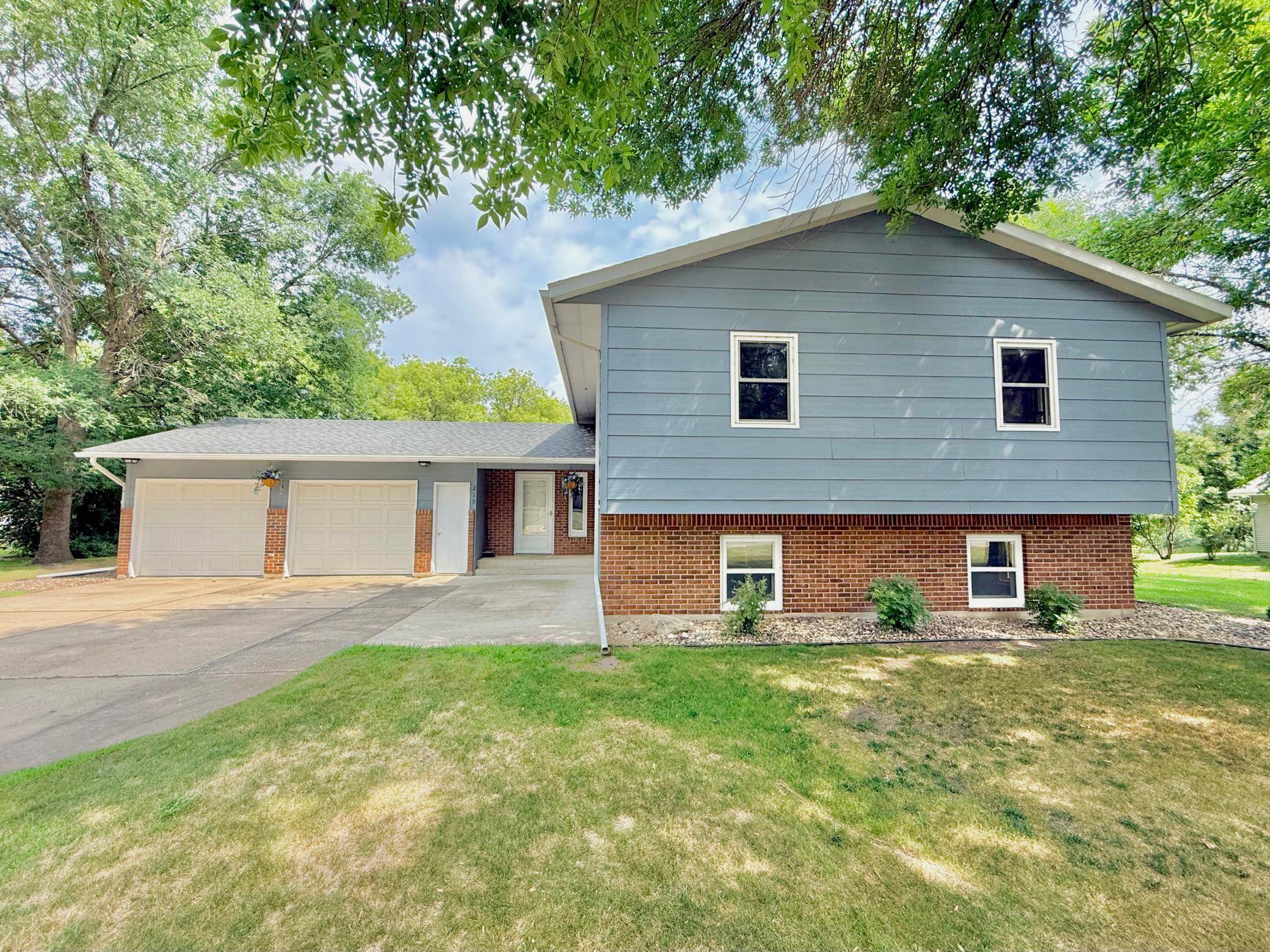 219 Lakeview DR, Spicer, MN 56288