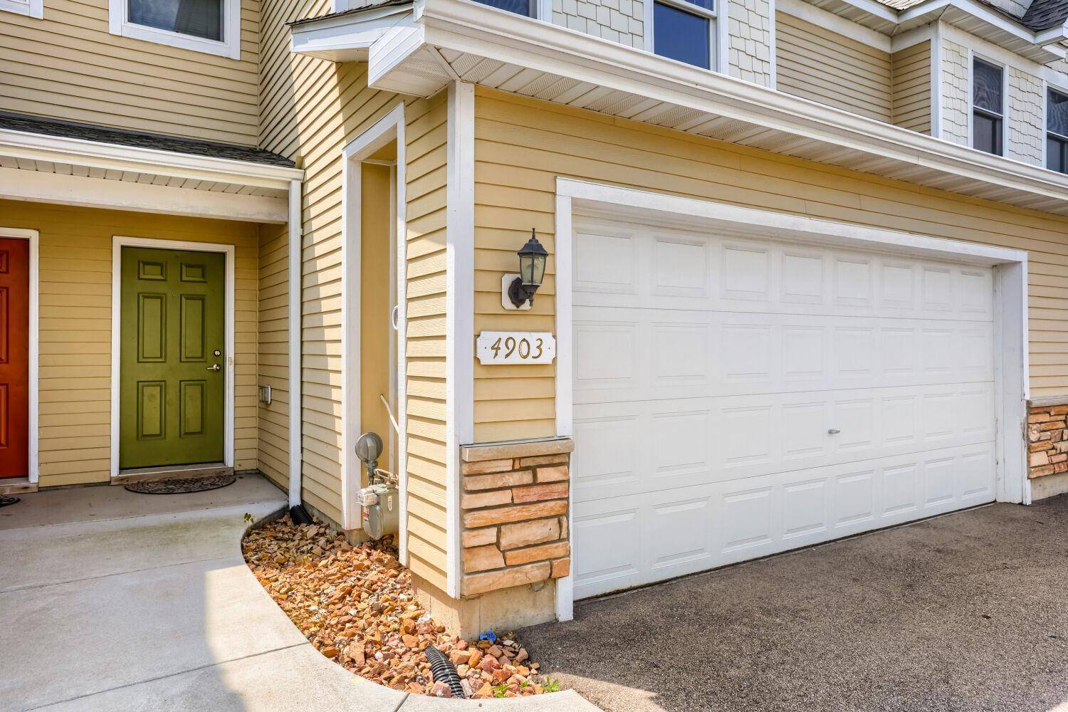 4903 Hamlet AVE N, Oakdale, MN 55128