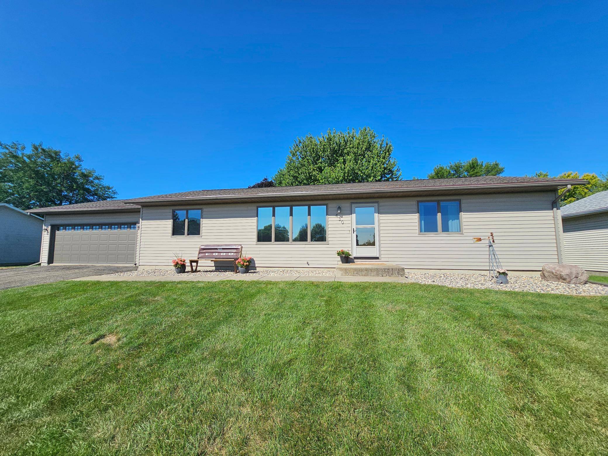 430 9th ST E, Hector, MN 55342