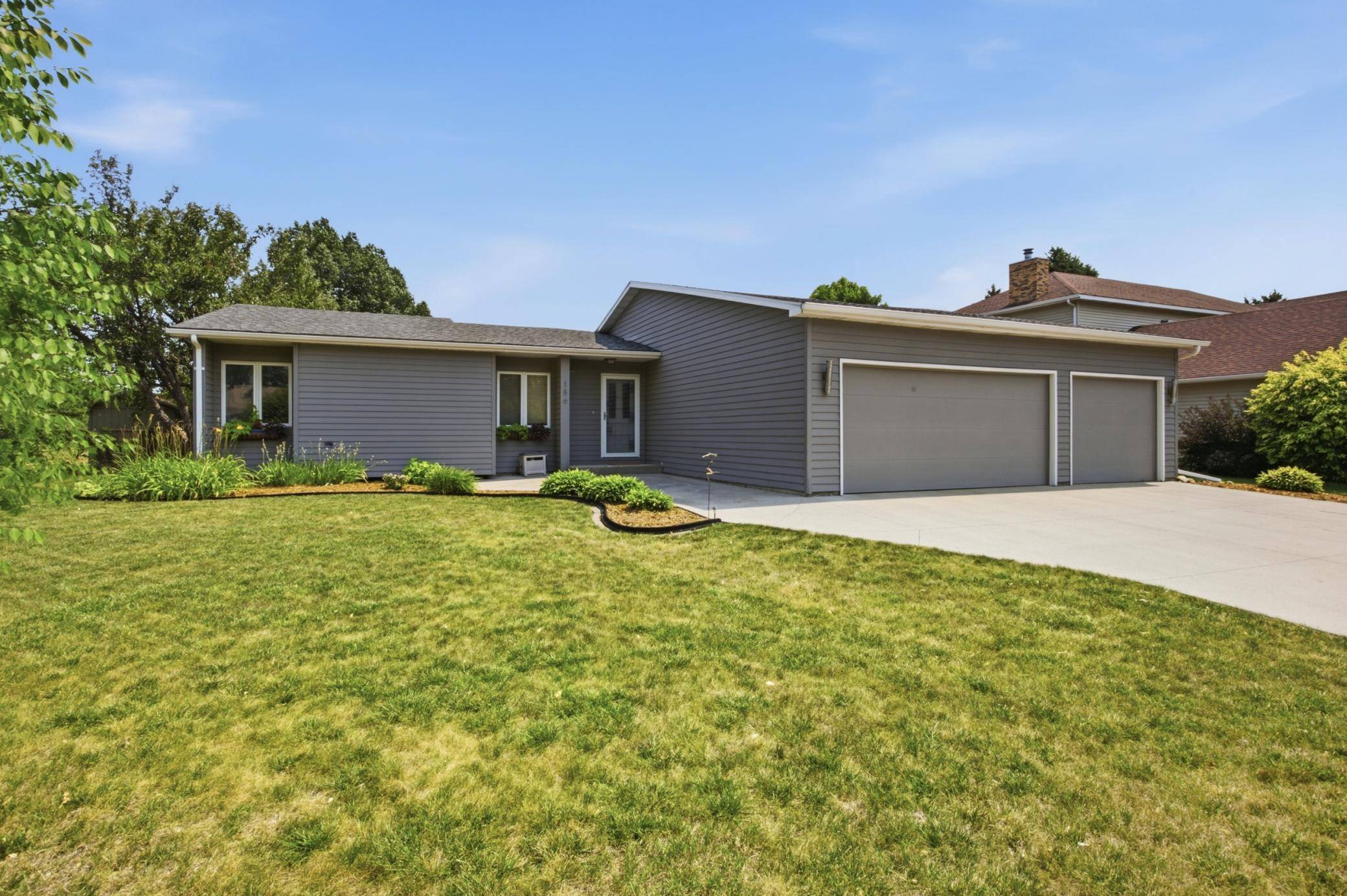 186 Prairiewood DR S, Fargo, ND 58103