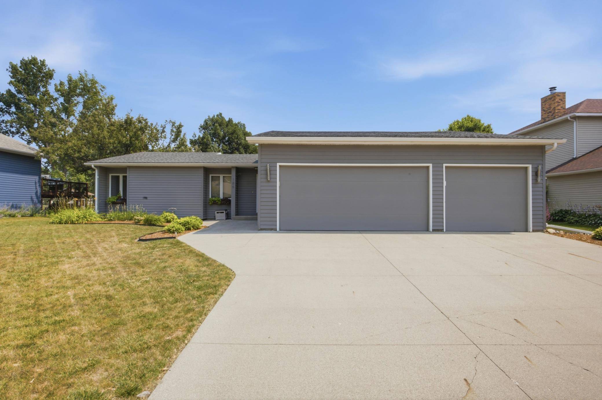 186 Prairiewood DR S, Fargo, ND 58103