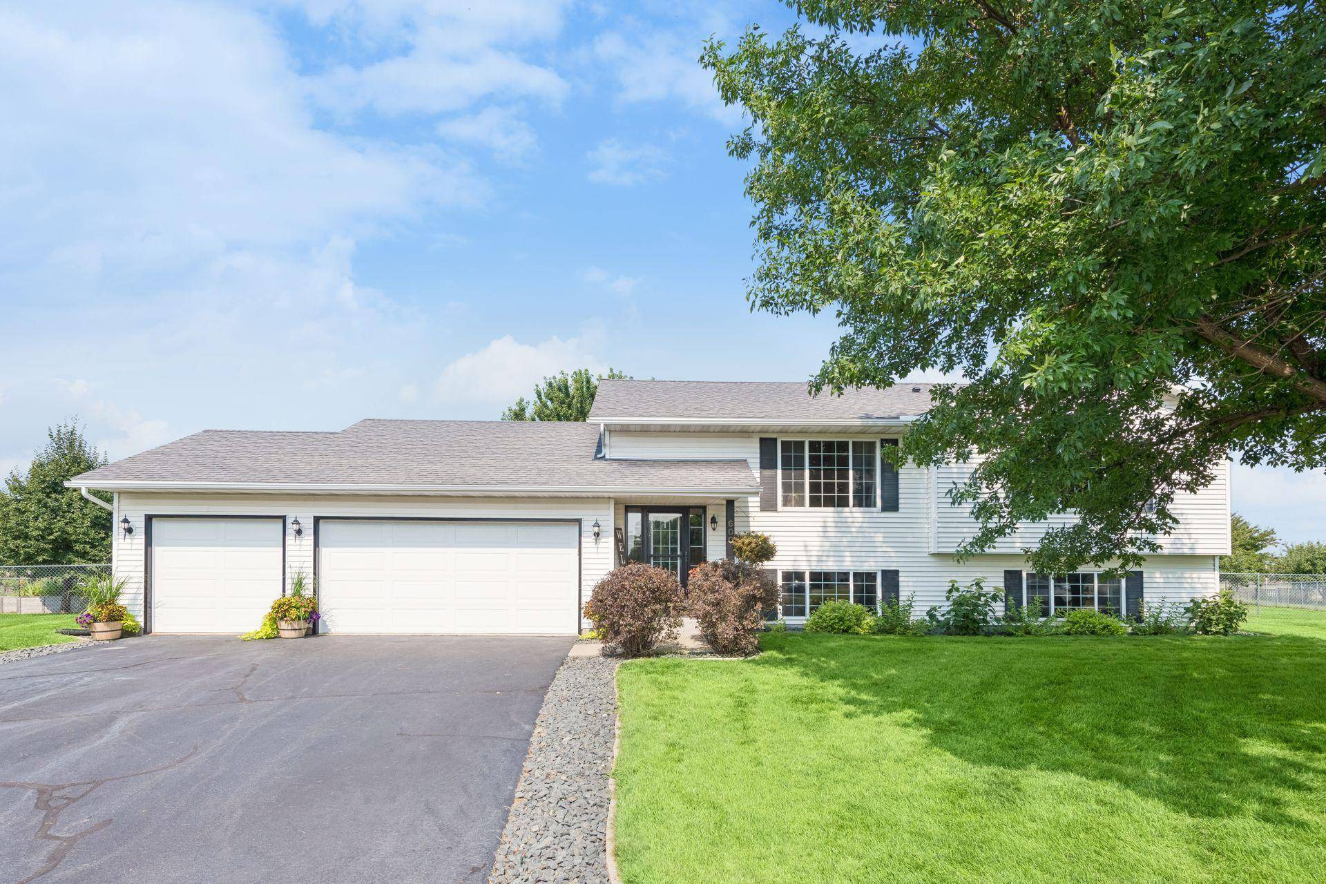 600 Pioneer CIR, Belle Plaine, MN 56011