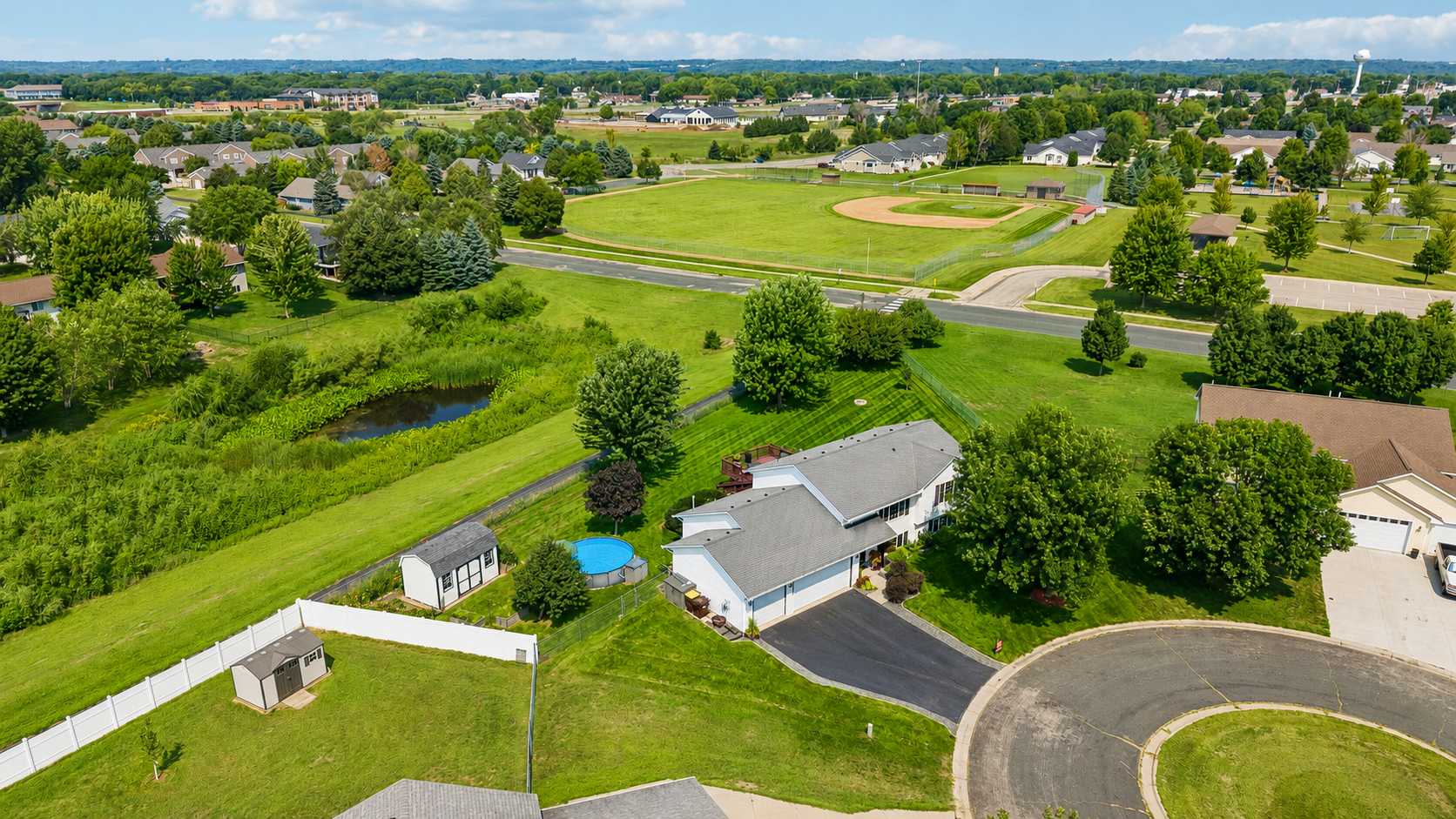 600 Pioneer CIR, Belle Plaine, MN 56011