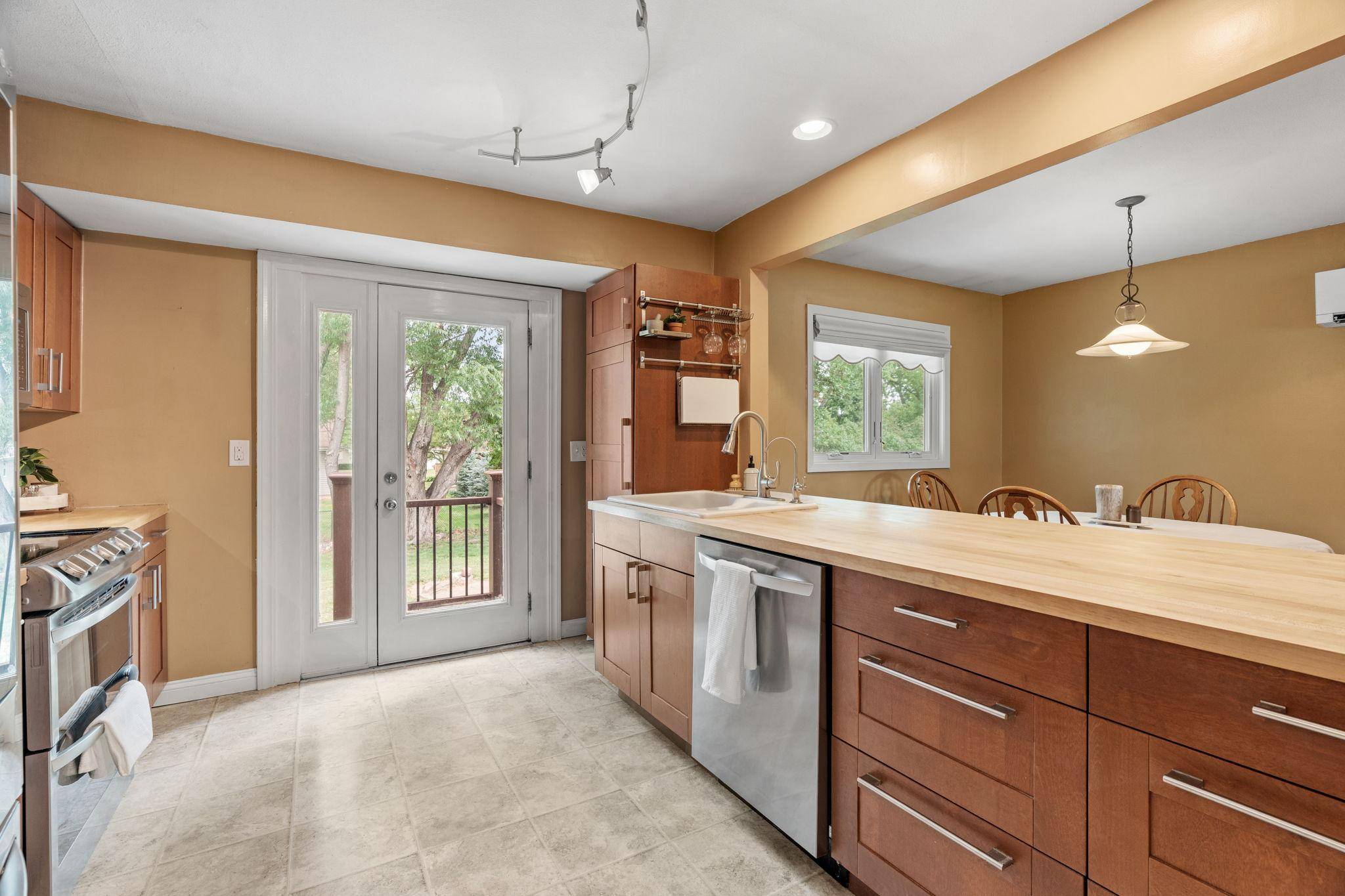 2216 E 114th ST, Burnsville, MN 55337