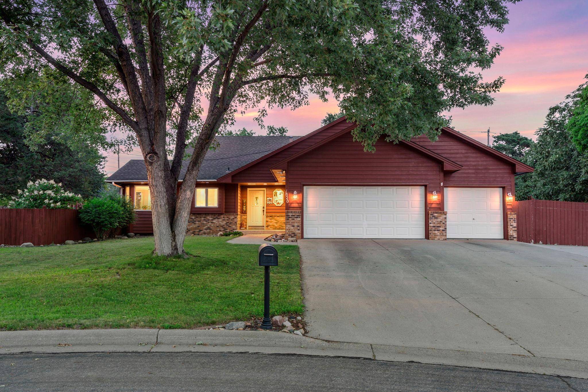1820 Slater LN, Burnsville, MN 55337