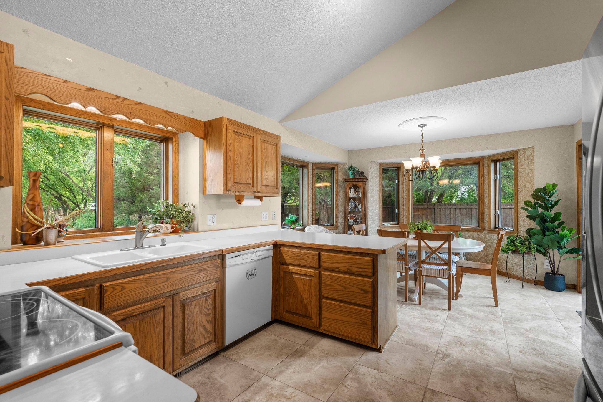 1820 Slater LN, Burnsville, MN 55337