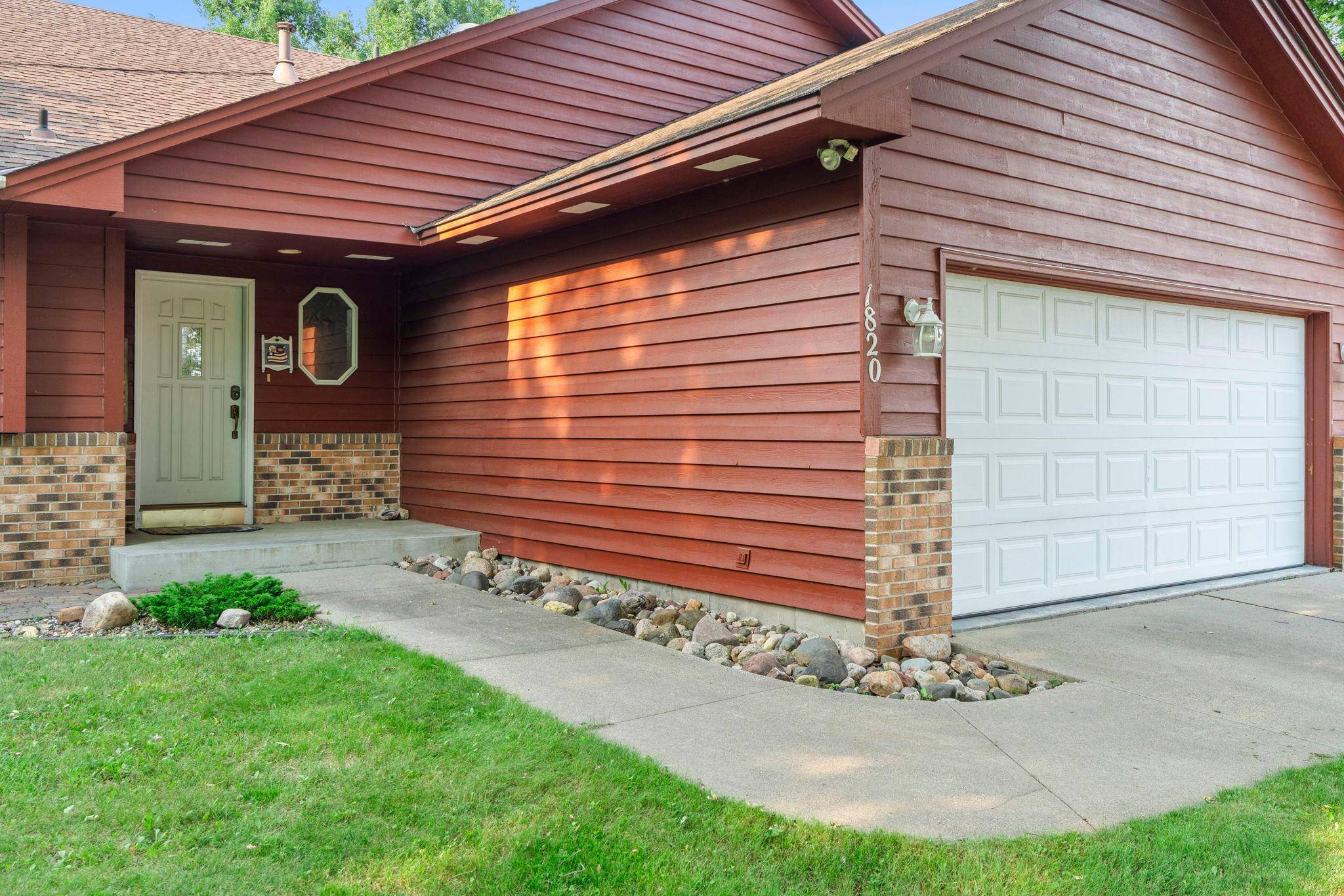 1820 Slater LN, Burnsville, MN 55337