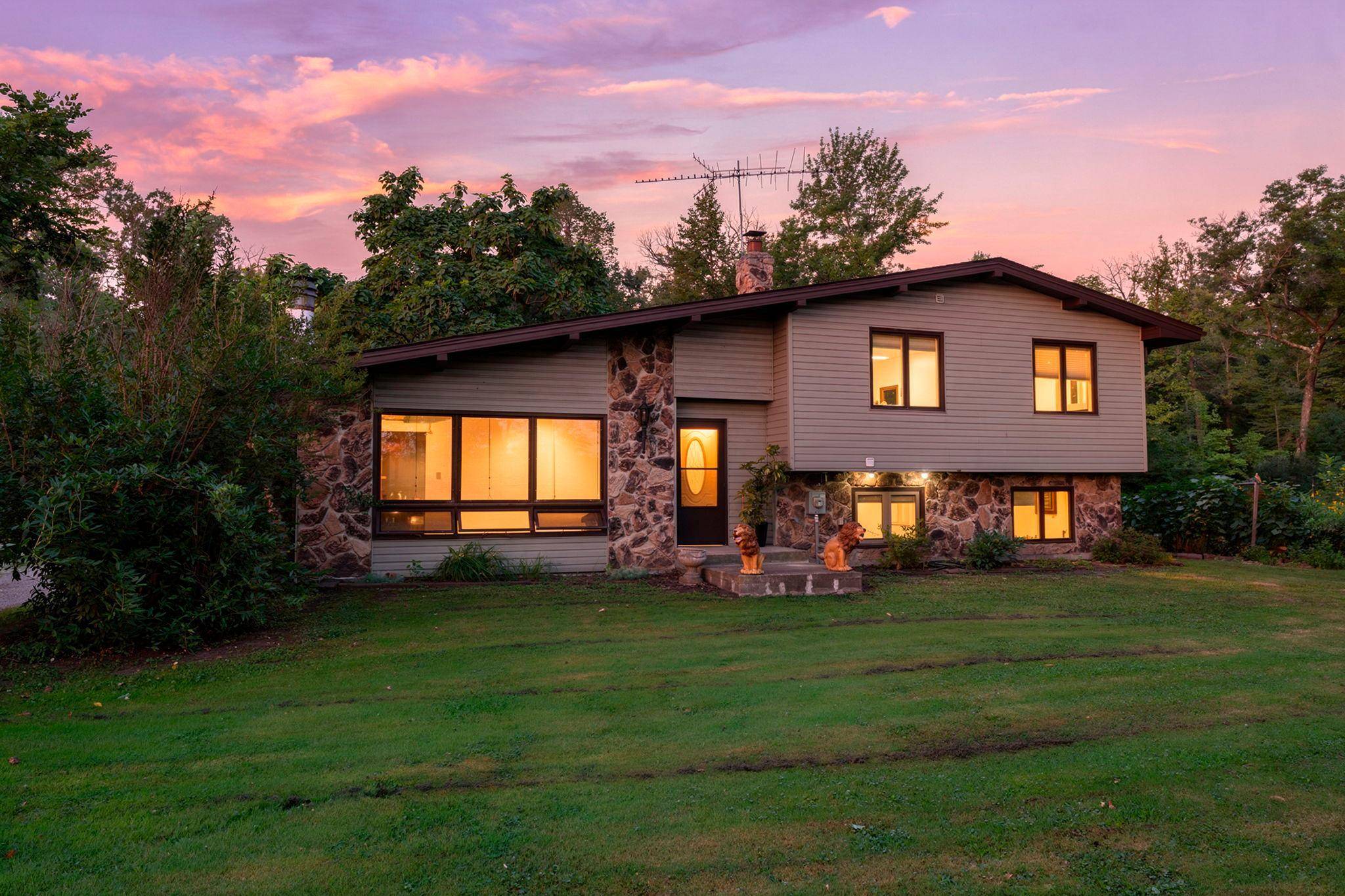 32350 Cedar Crest TRL NE, North Branch, MN 55056
