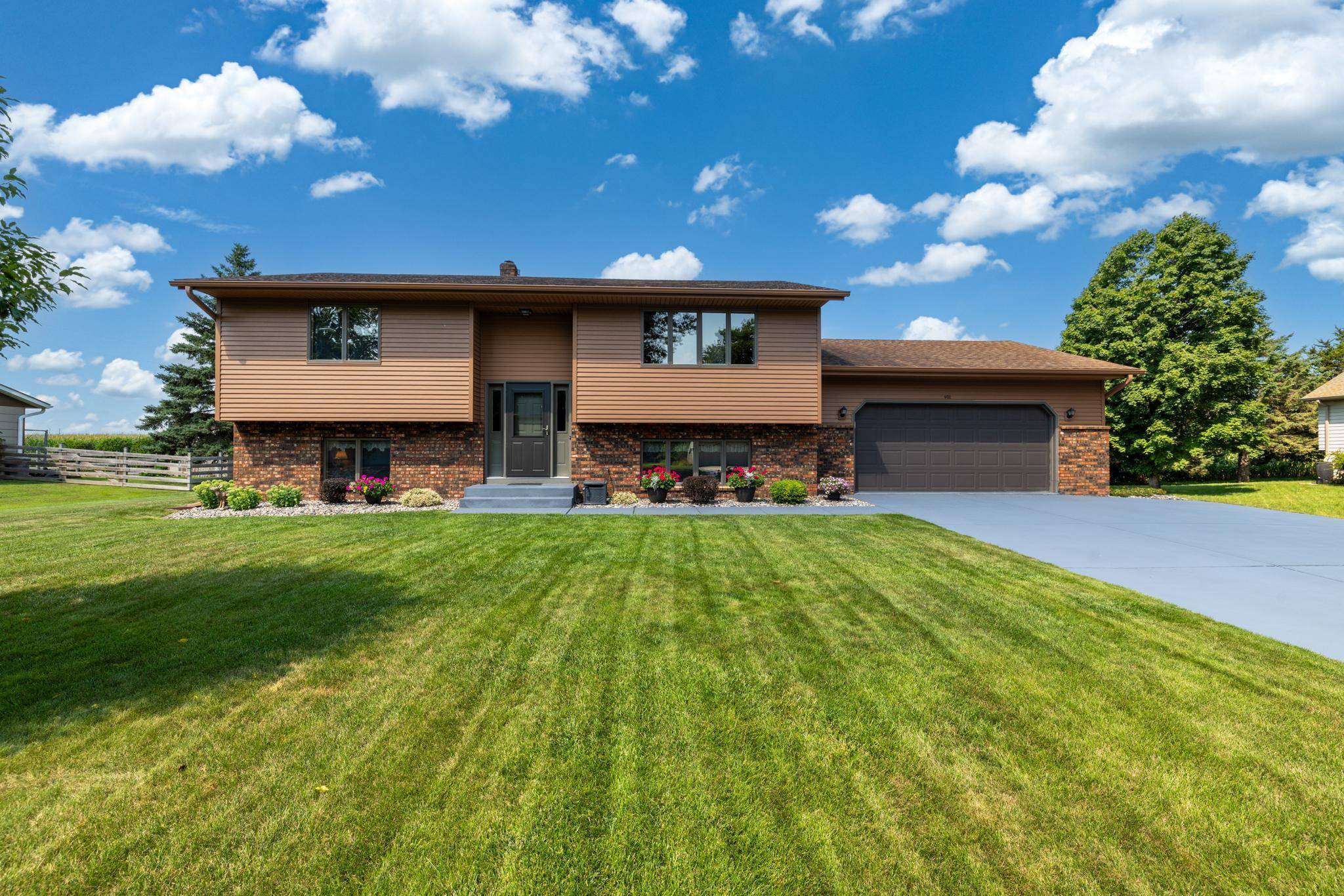 902 Park LN, Belle Plaine, MN 56011
