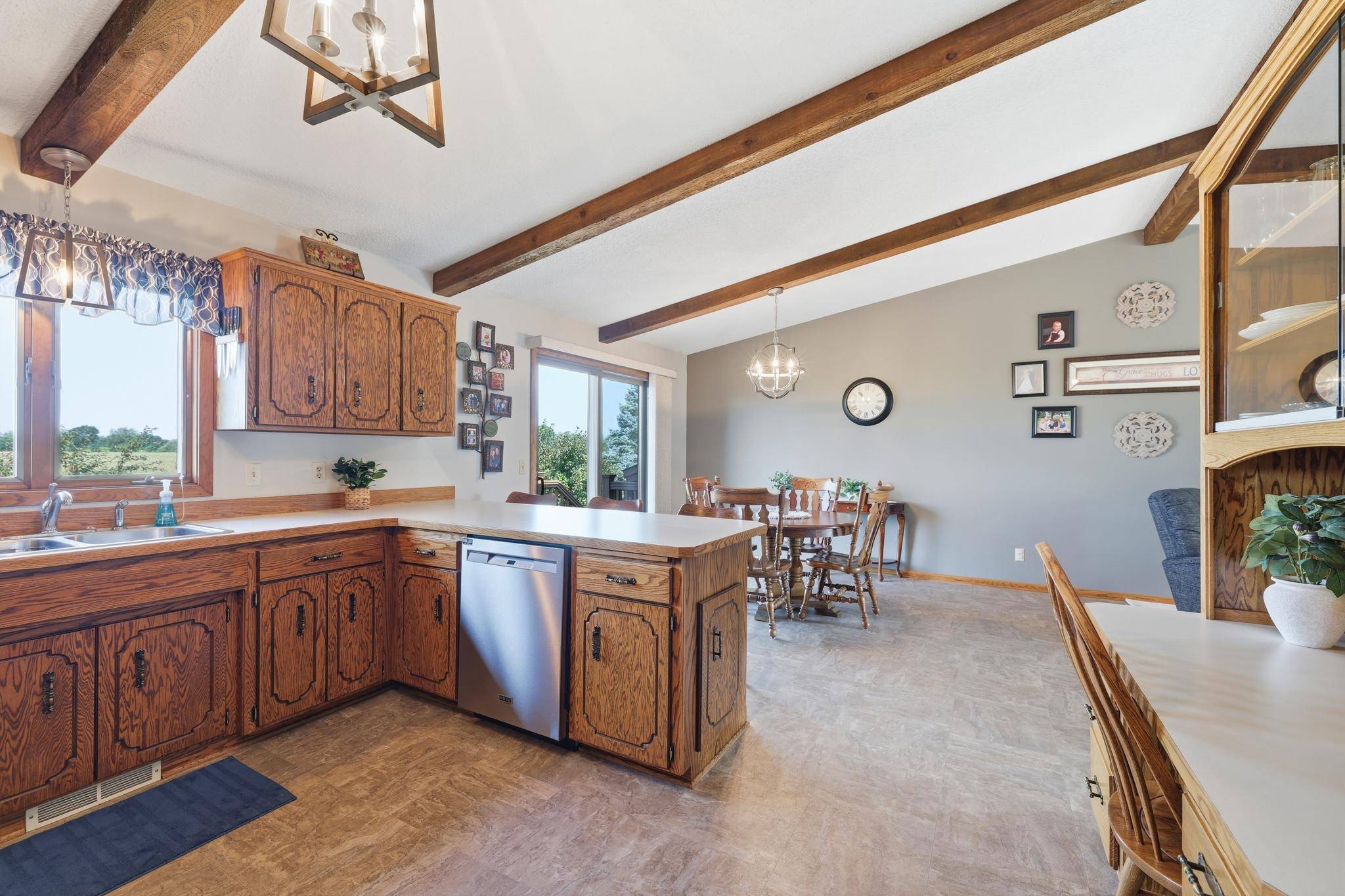 902 Park LN, Belle Plaine, MN 56011