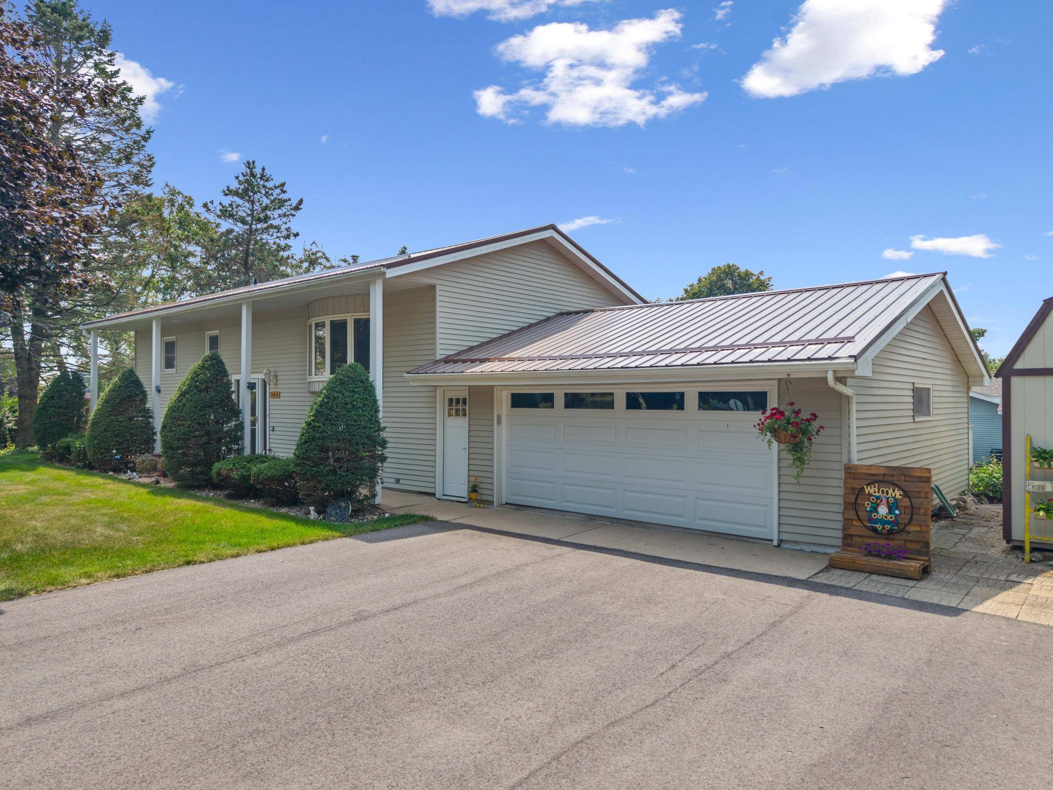 300 8th ST NW, Plainview, MN 55964