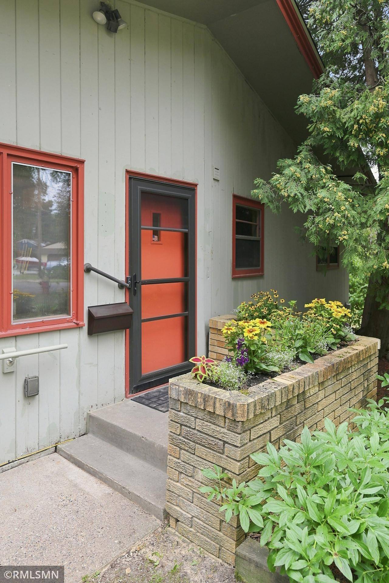 44 Miller Crest LN, Saint Paul, MN 55106