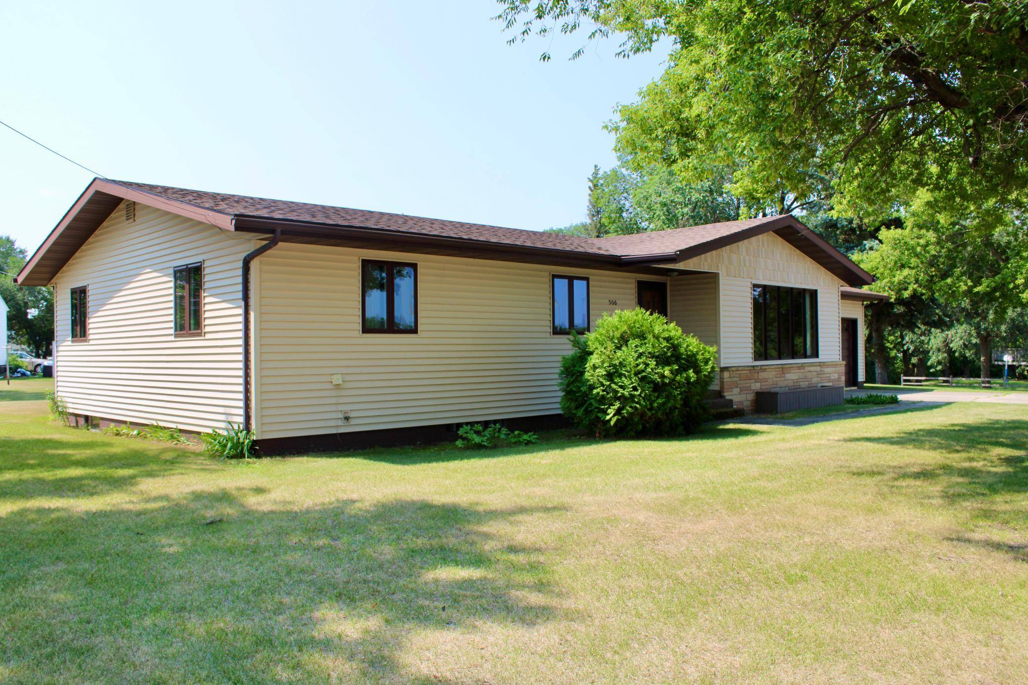 506 Lincoln AVE W, Karlstad, MN 56732