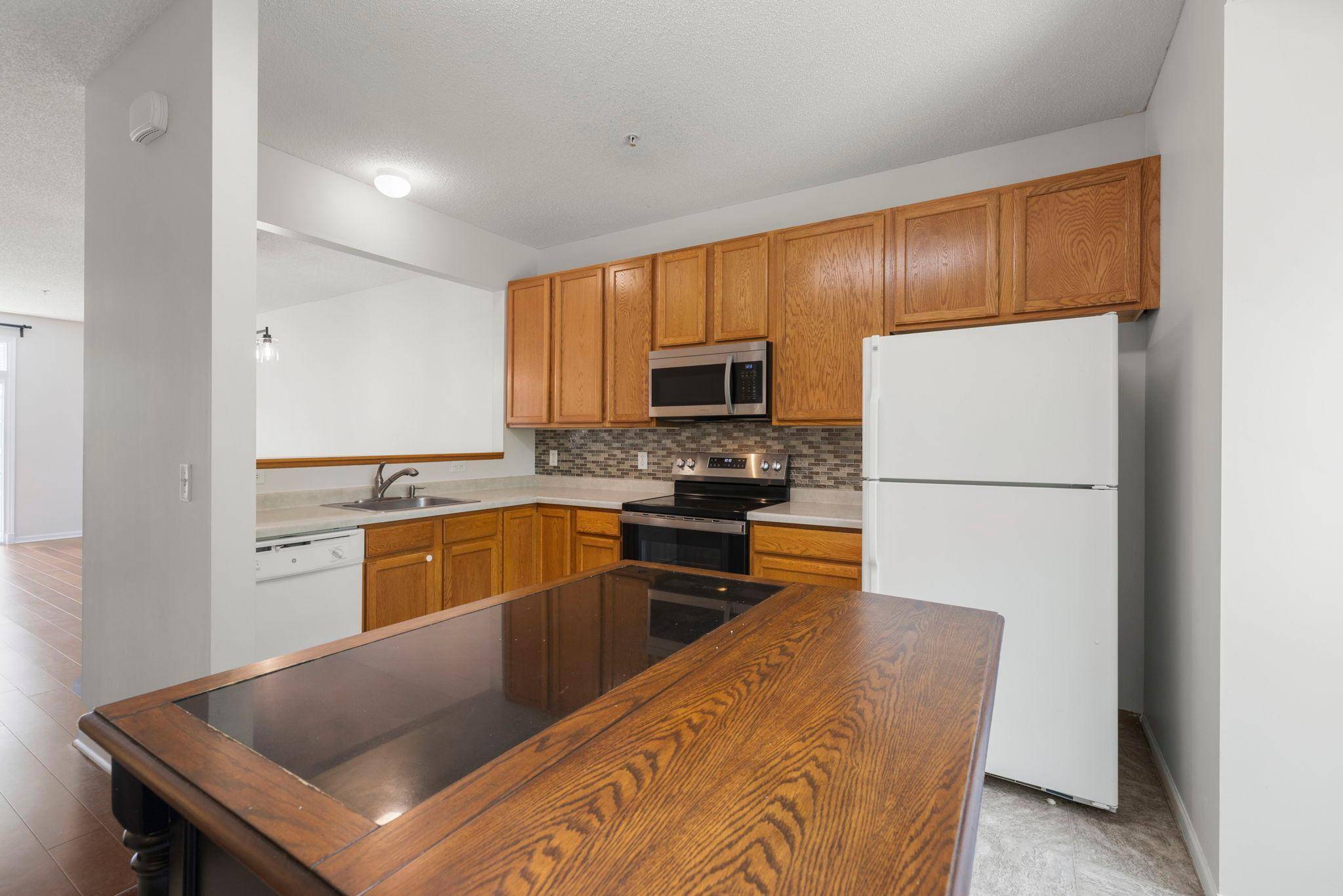 10015 Liatris LN, Eden Prairie, MN 55347