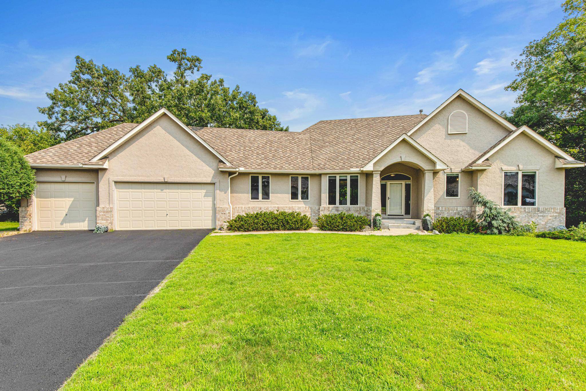 7036 Crowne Oak RD, Eden Prairie, MN 55344