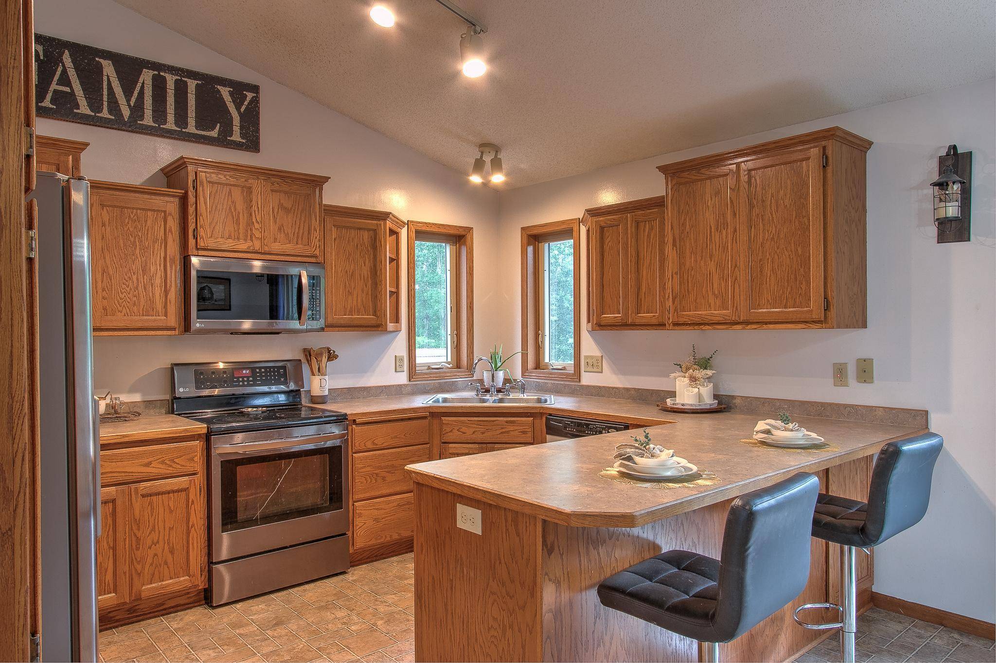 1384 Cedar DR S, Cambridge, MN 55008