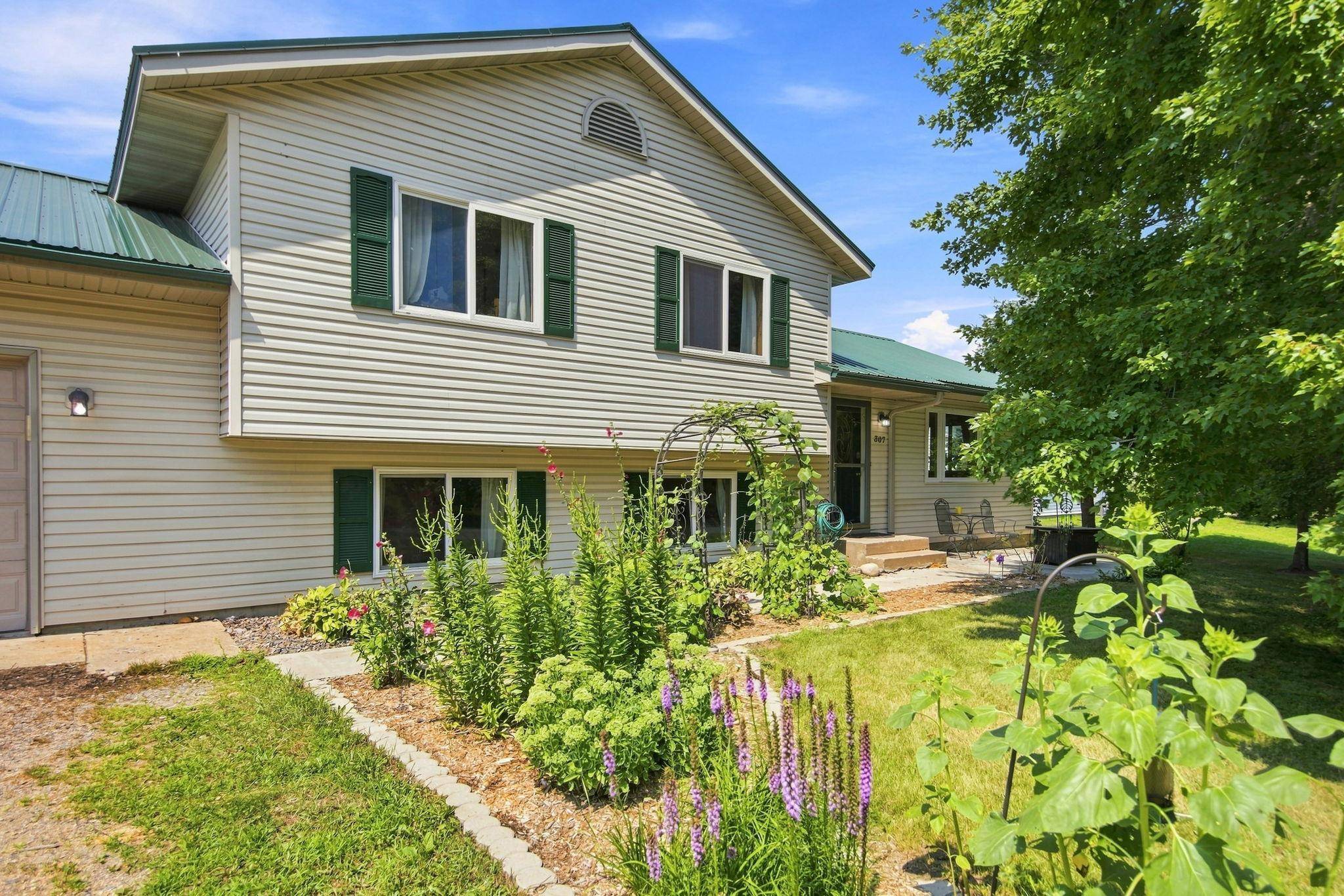 307 N East AVE, Dresser, WI 54009