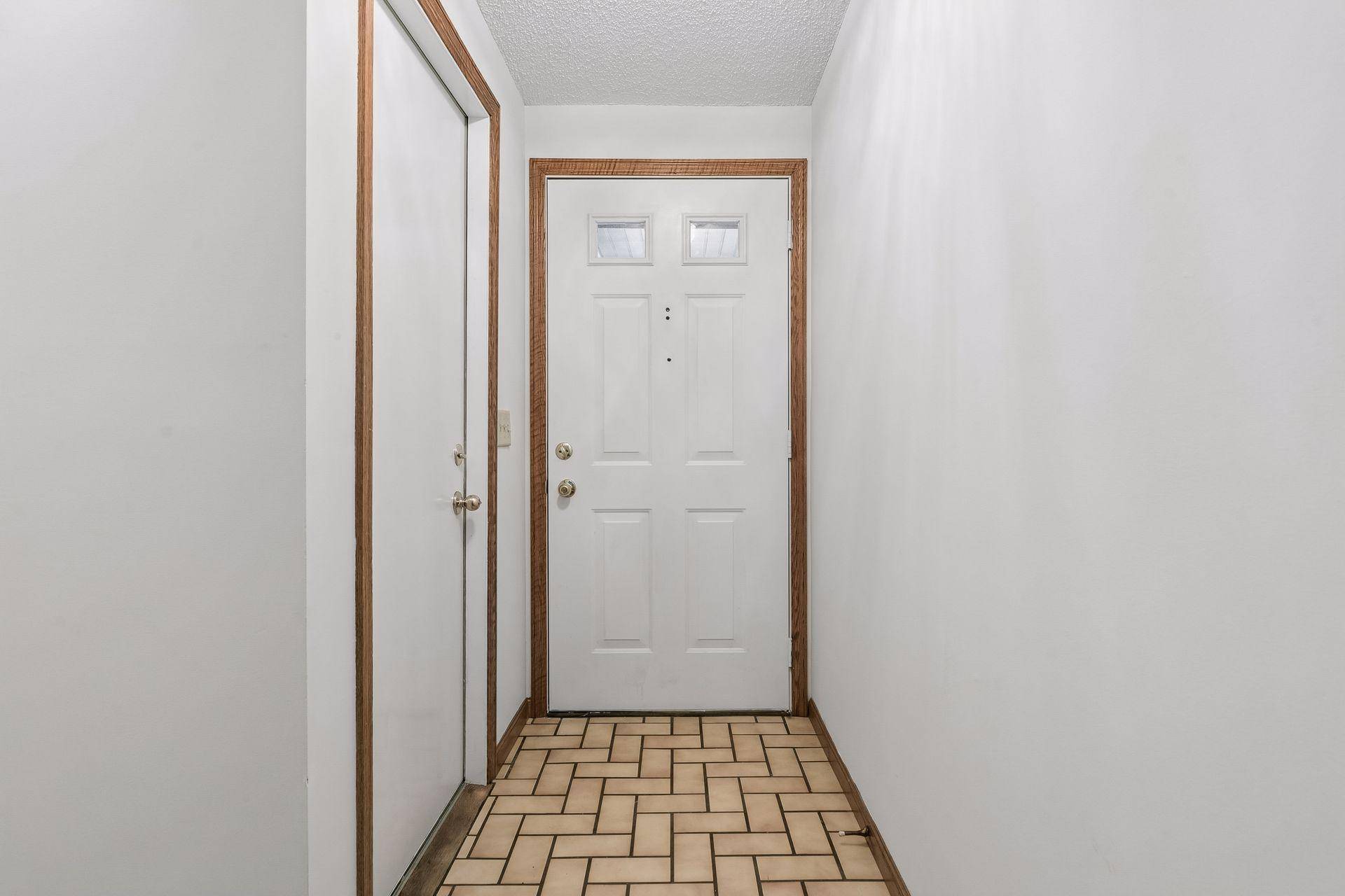 2002 Mesabi AVE E, Maplewood, MN 55109