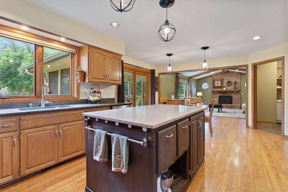 7020 Beacon CIR, Eden Prairie, MN 55346