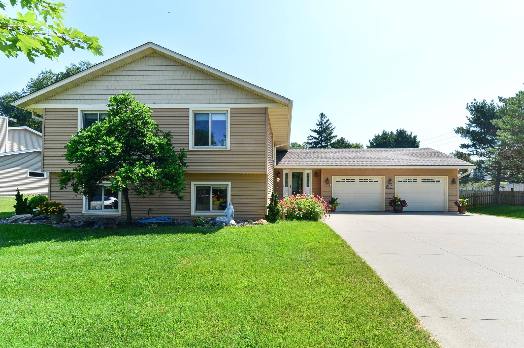 17400 Barrington CT, Minnetonka, MN 55345