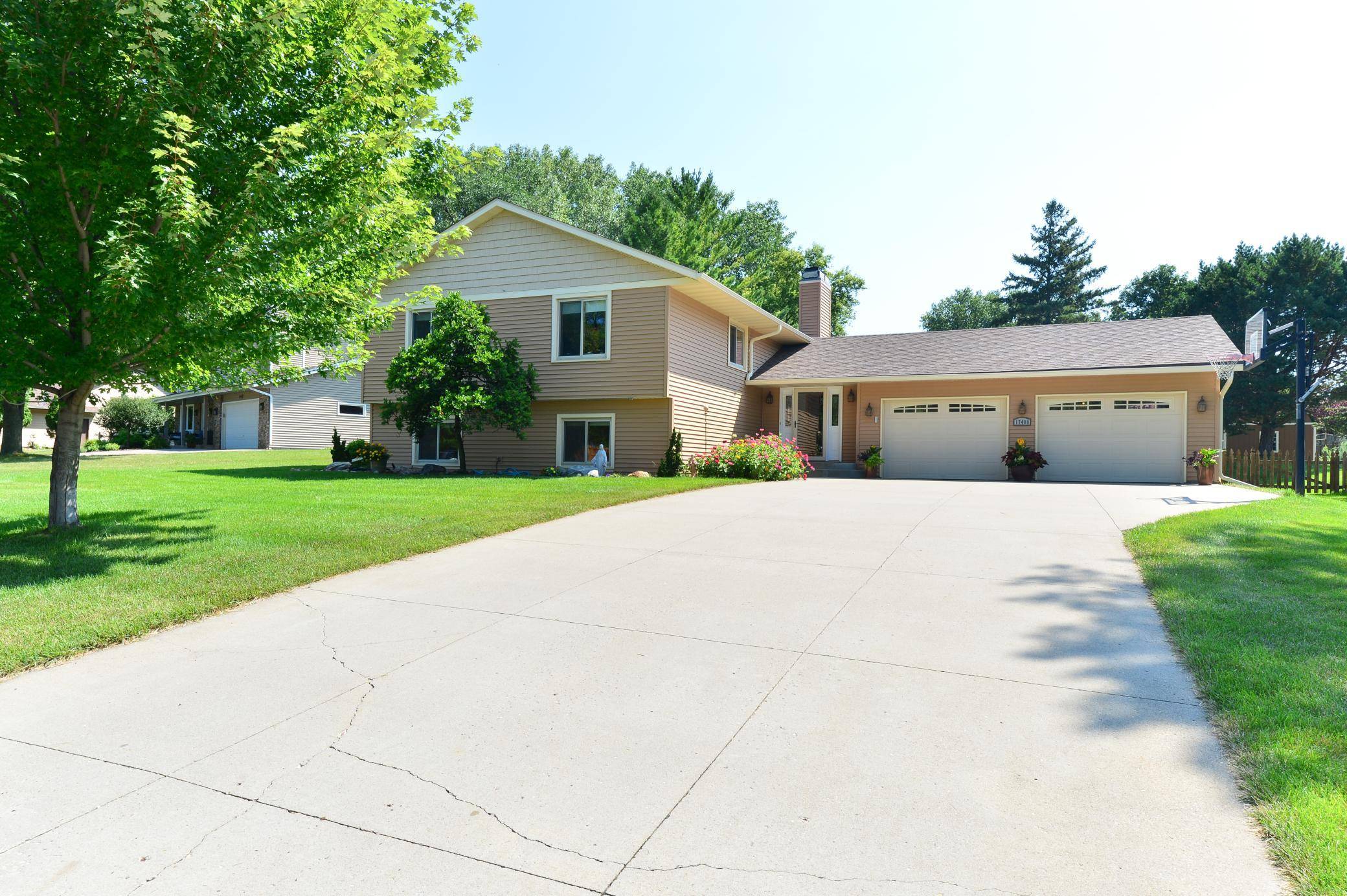 17400 Barrington CT, Minnetonka, MN 55345