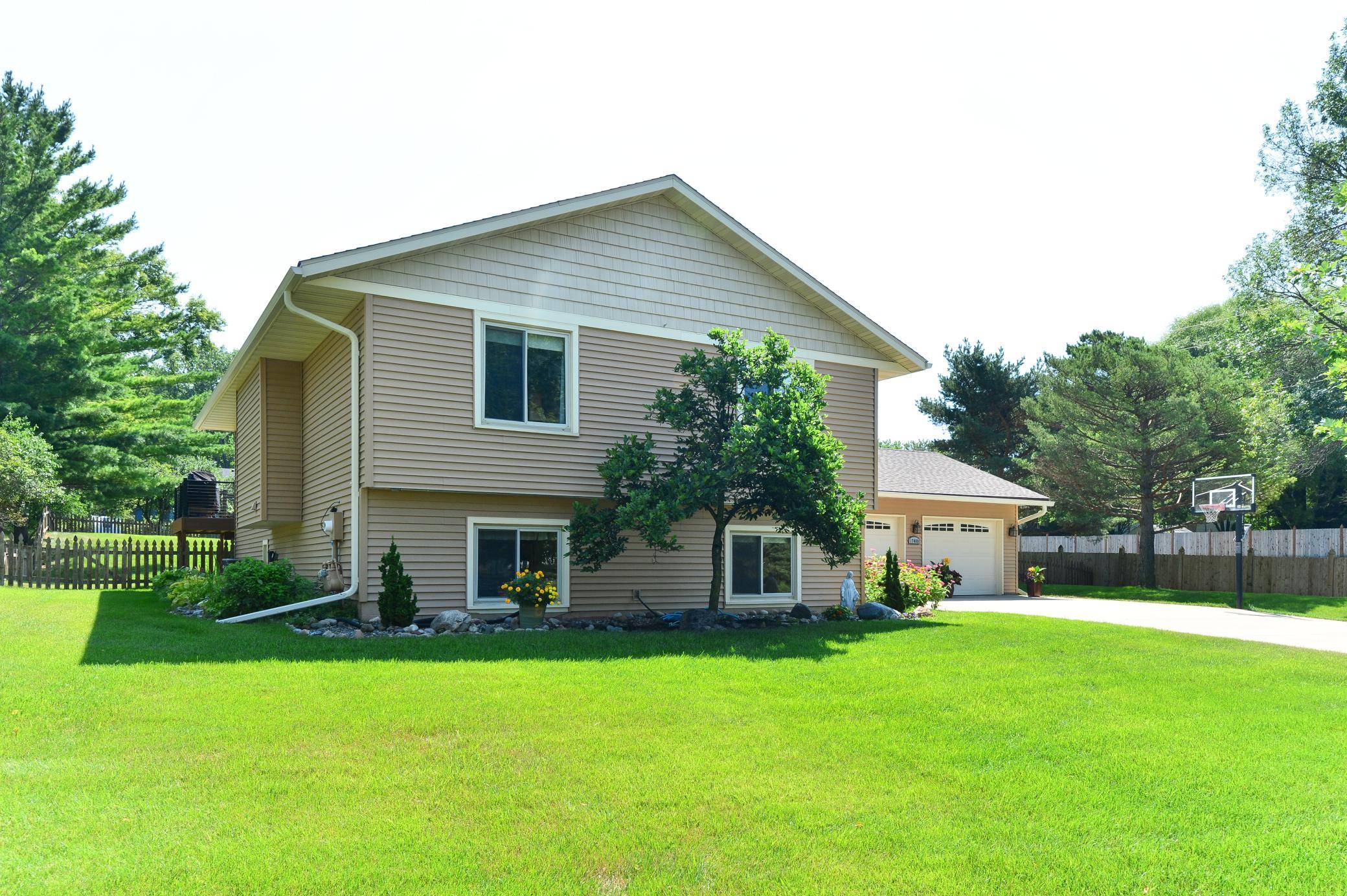 17400 Barrington CT, Minnetonka, MN 55345