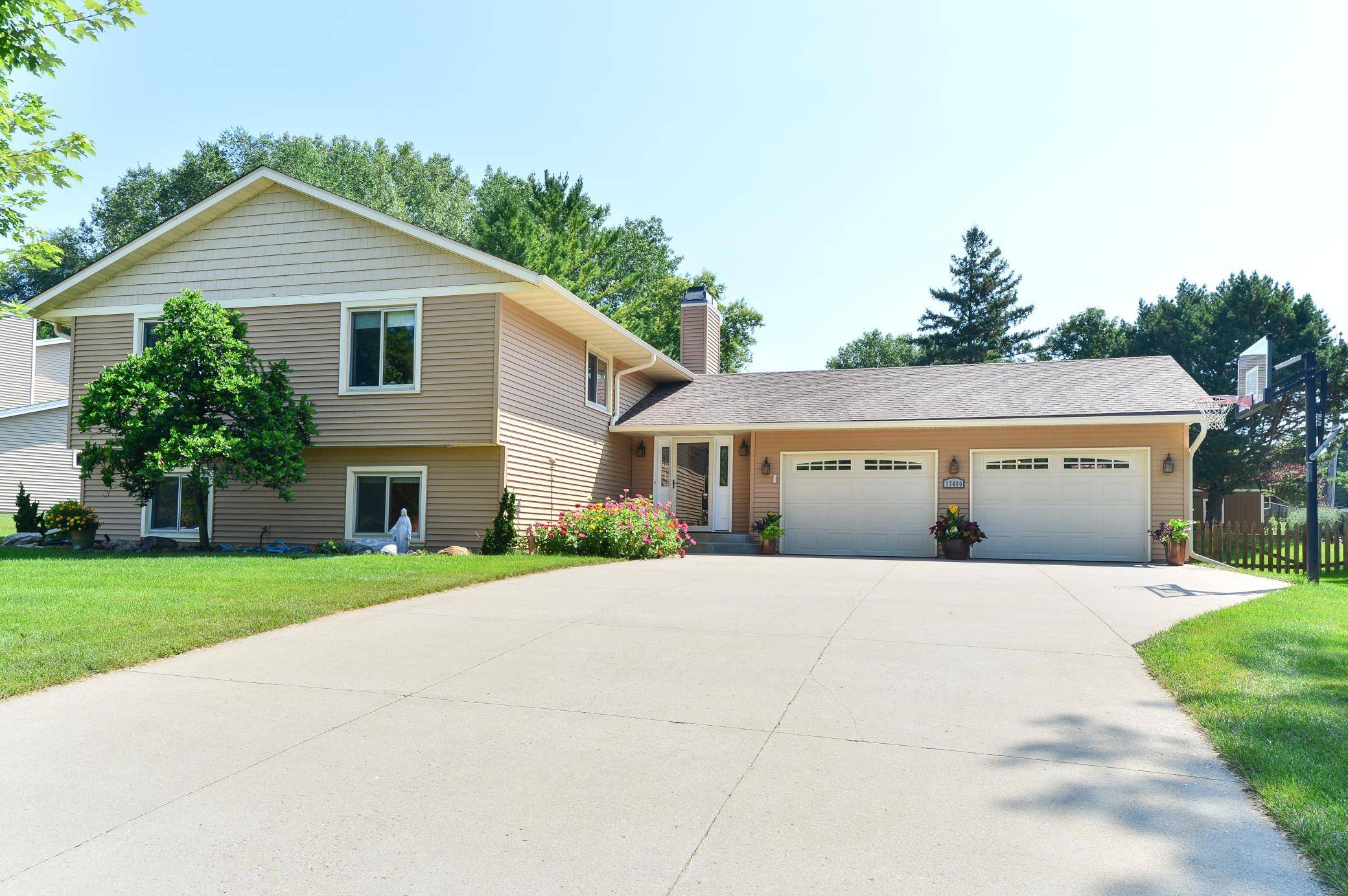 17400 Barrington CT, Minnetonka, MN 55345
