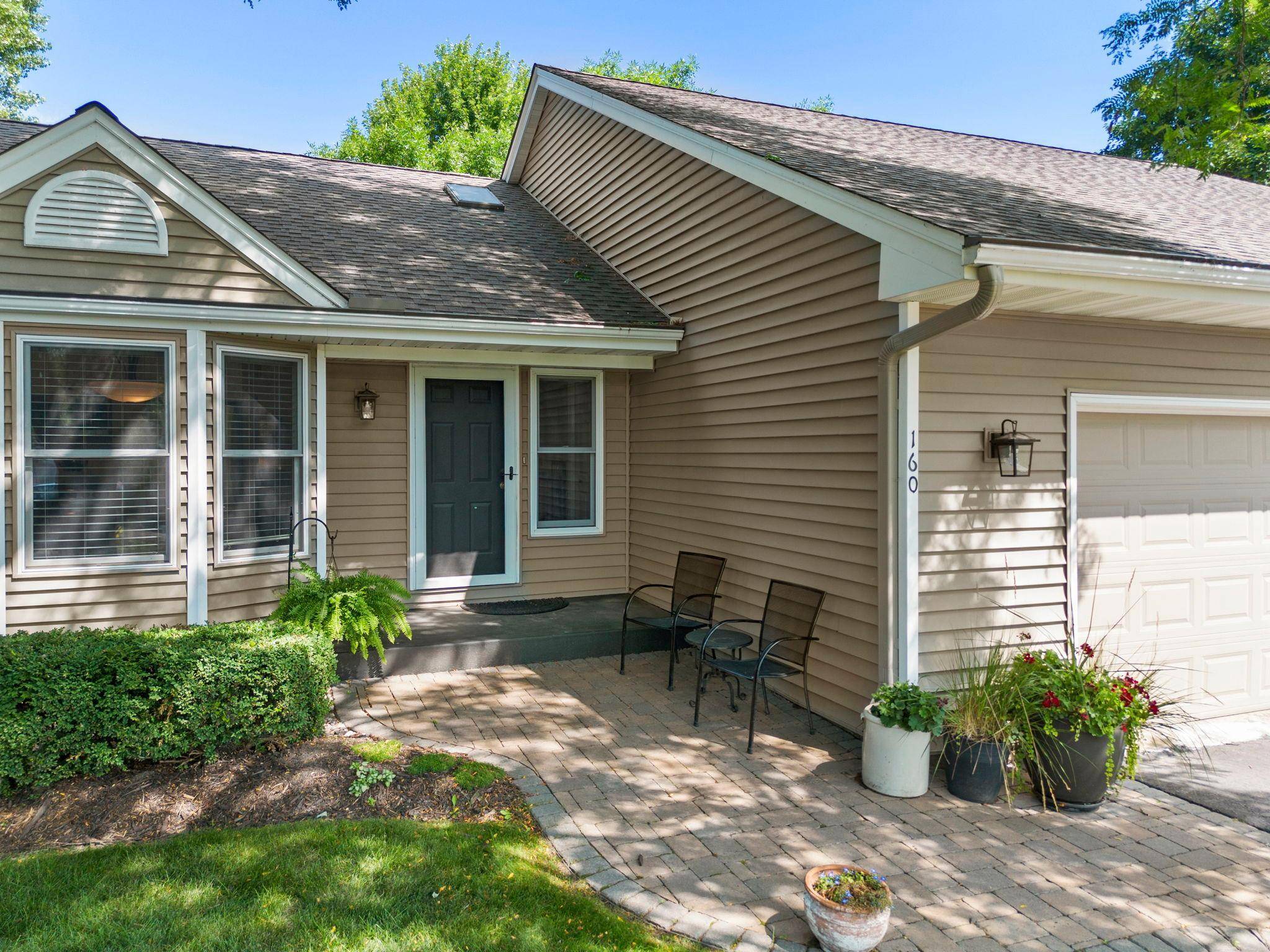 160 Bluff Ridge CT, Chanhassen, MN 55317