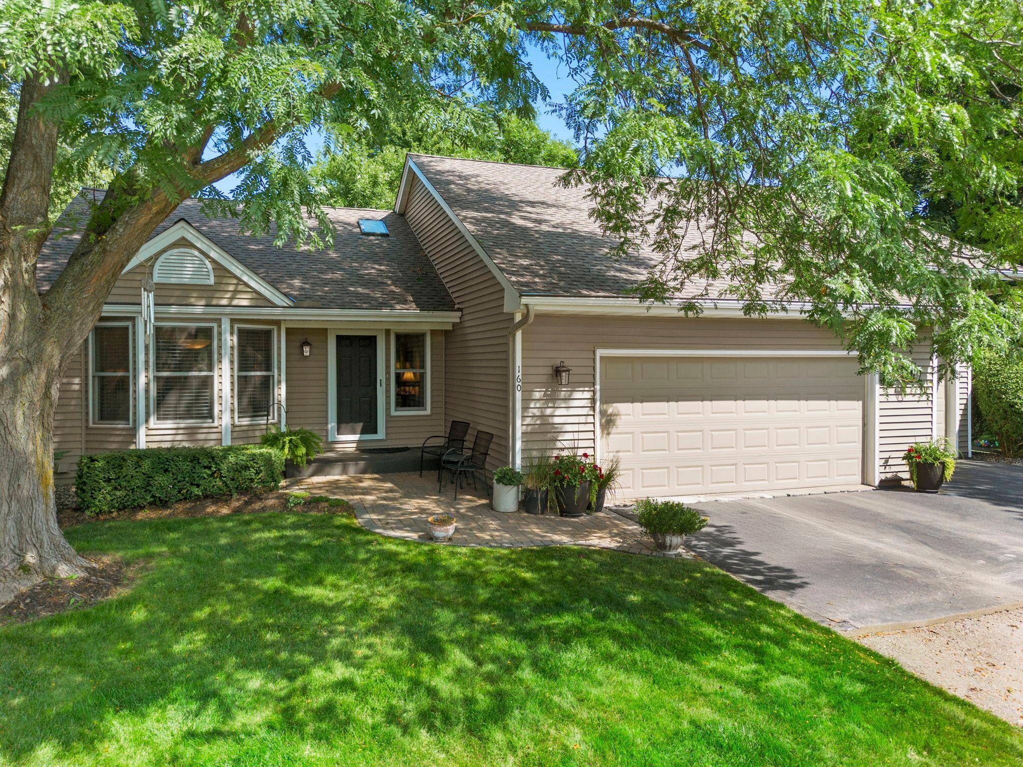 160 Bluff Ridge CT, Chanhassen, MN 55317